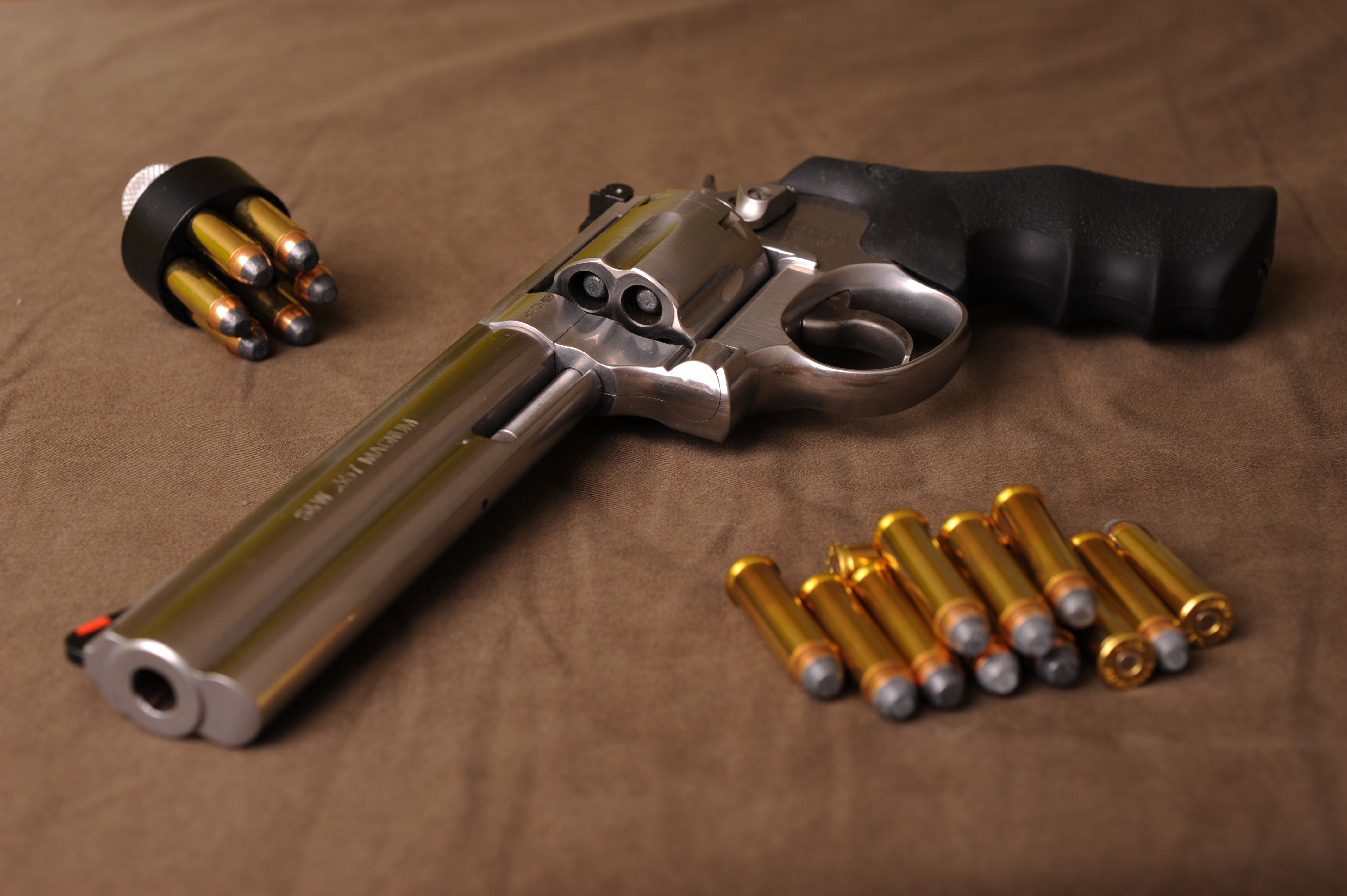 Завантажити шпалери Револьвер Smith & Wesson на телефон безкоштовно