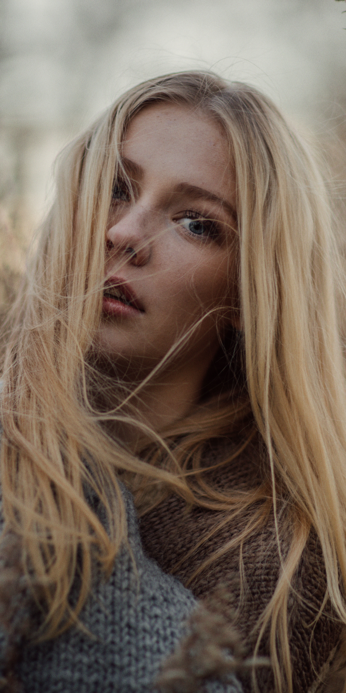 Handy-Wallpaper Bokeh, Blond, Modell, Frauen, Blaue Augen, Blondinen kostenlos herunterladen.