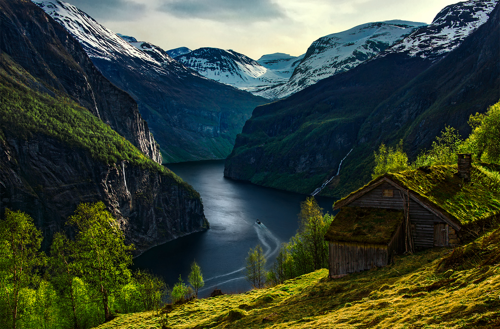 746063 Bild herunterladen norwegen, menschengemacht, haus, hütte, fjord, wald, geiranger, gebirge, baum - Hintergrundbilder und Bildschirmschoner kostenlos