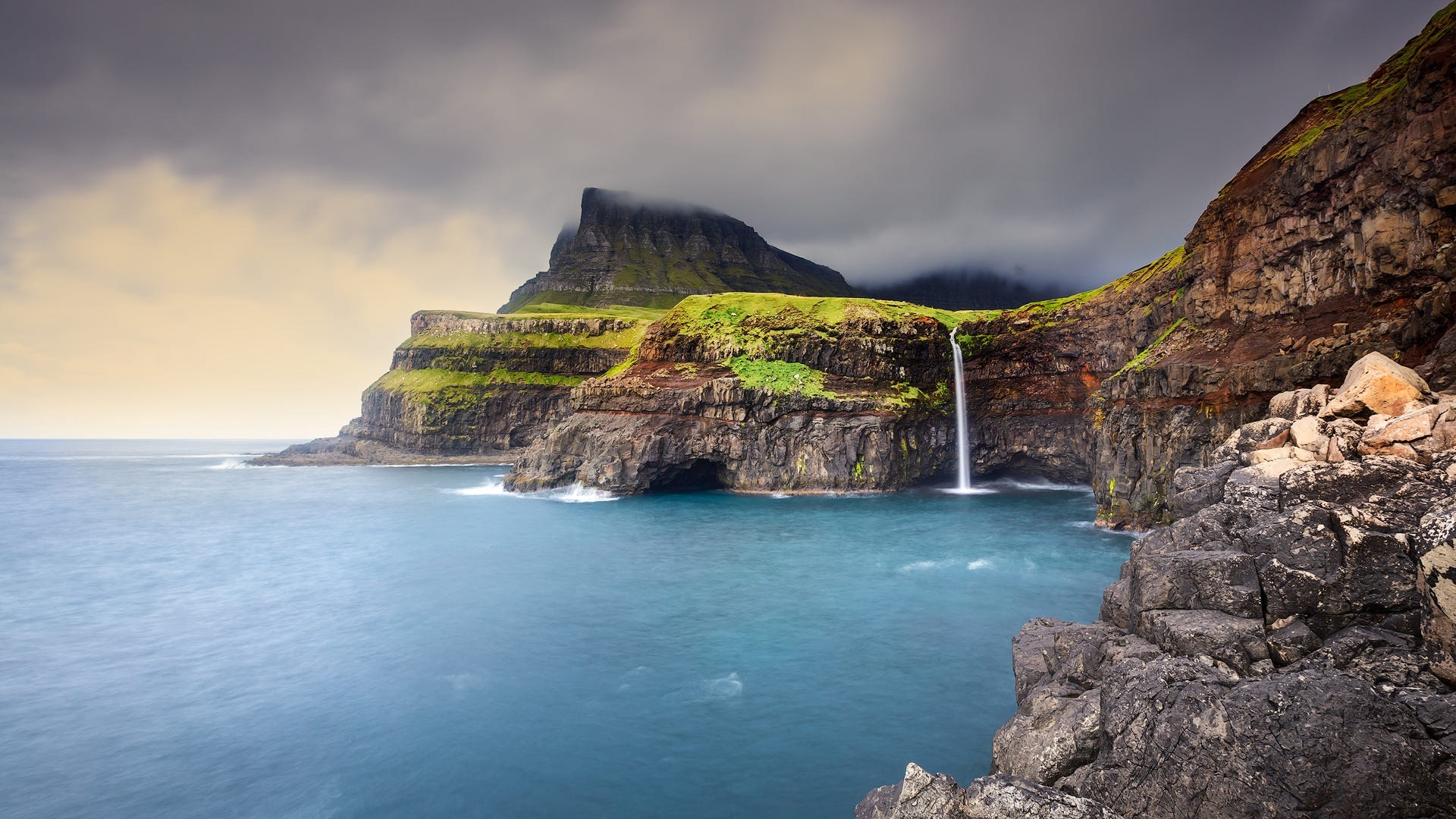 465767 завантажити шпалери земля, водоспад, фарерські острови, водоспади - заставки і картинки безкоштовно