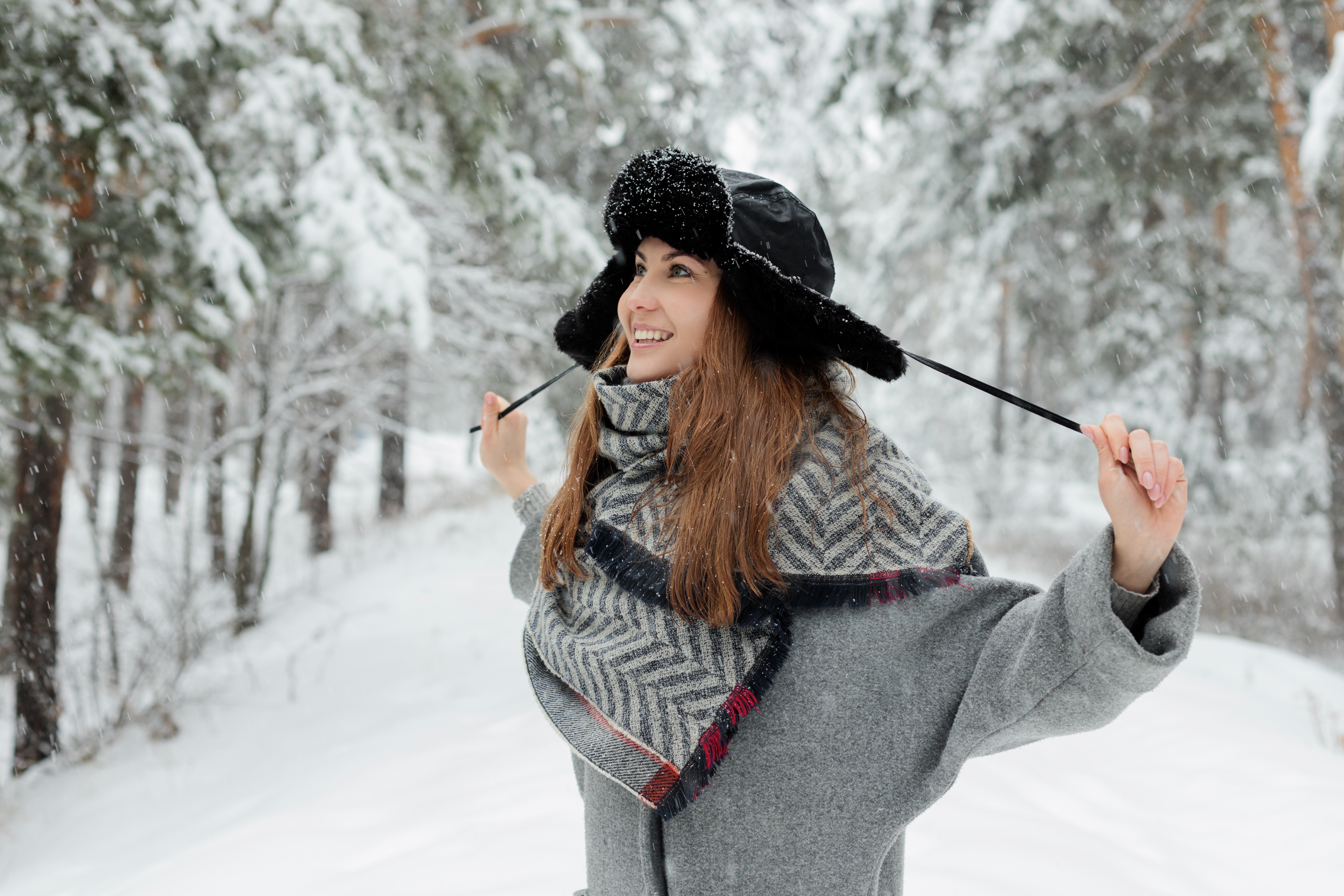 無料モバイル壁紙冬, 雪, 赤毛, 帽子, モデル, 笑顔, 女性をダウンロードします。