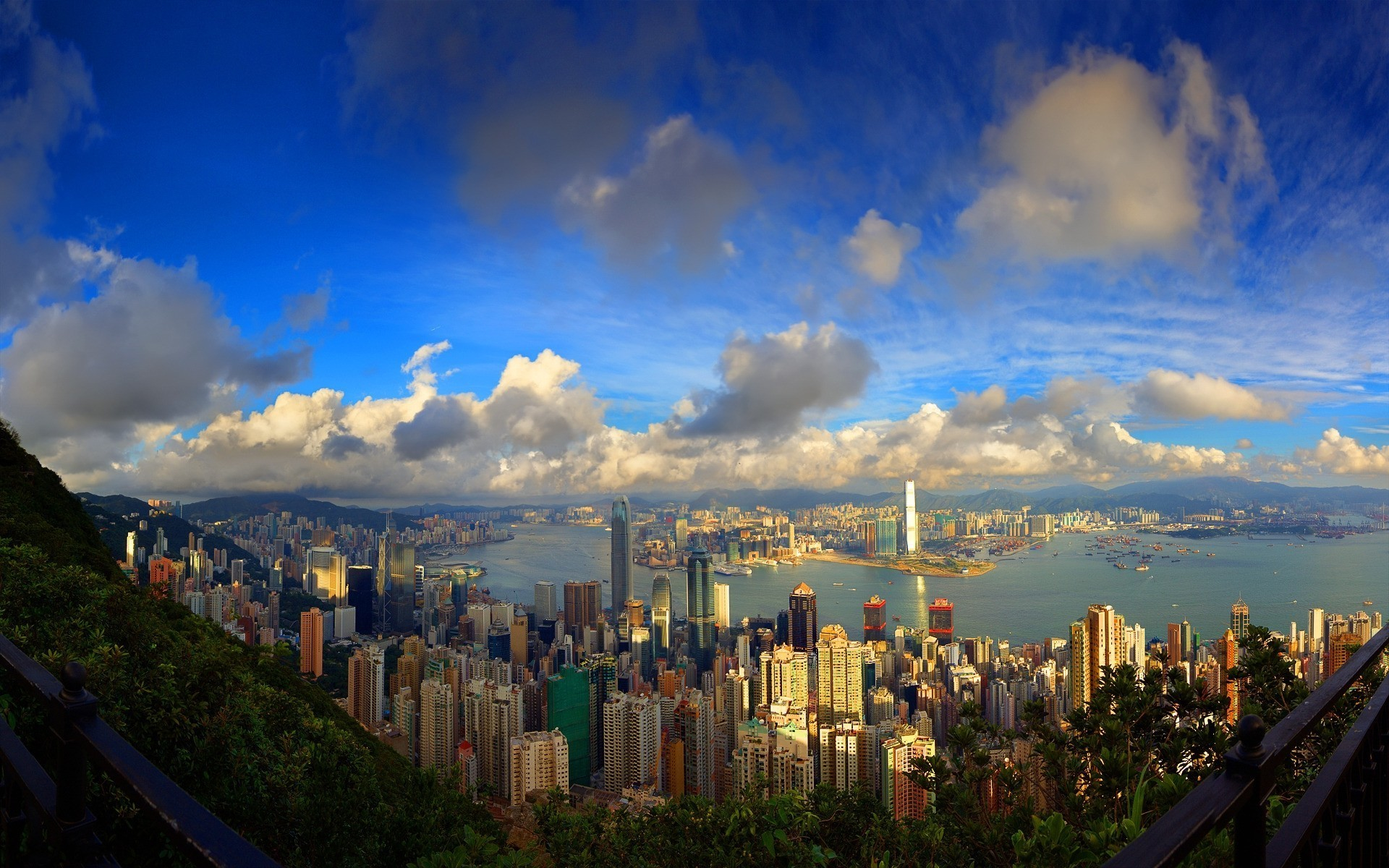 Descarga gratis la imagen Ciudades, Ciudad, Edificio, Montaña, Lago, Paisaje Urbano, Nube, Hong Kong, Hecho Por El Hombre en el escritorio de tu PC