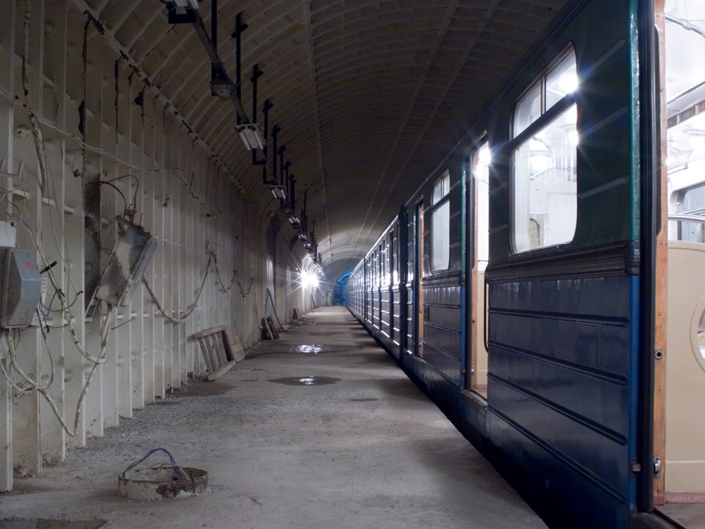 1512997 baixar papel de parede veículos, abandonado, são petersburgo, estação, túnel, trem - protetores de tela e imagens gratuitamente