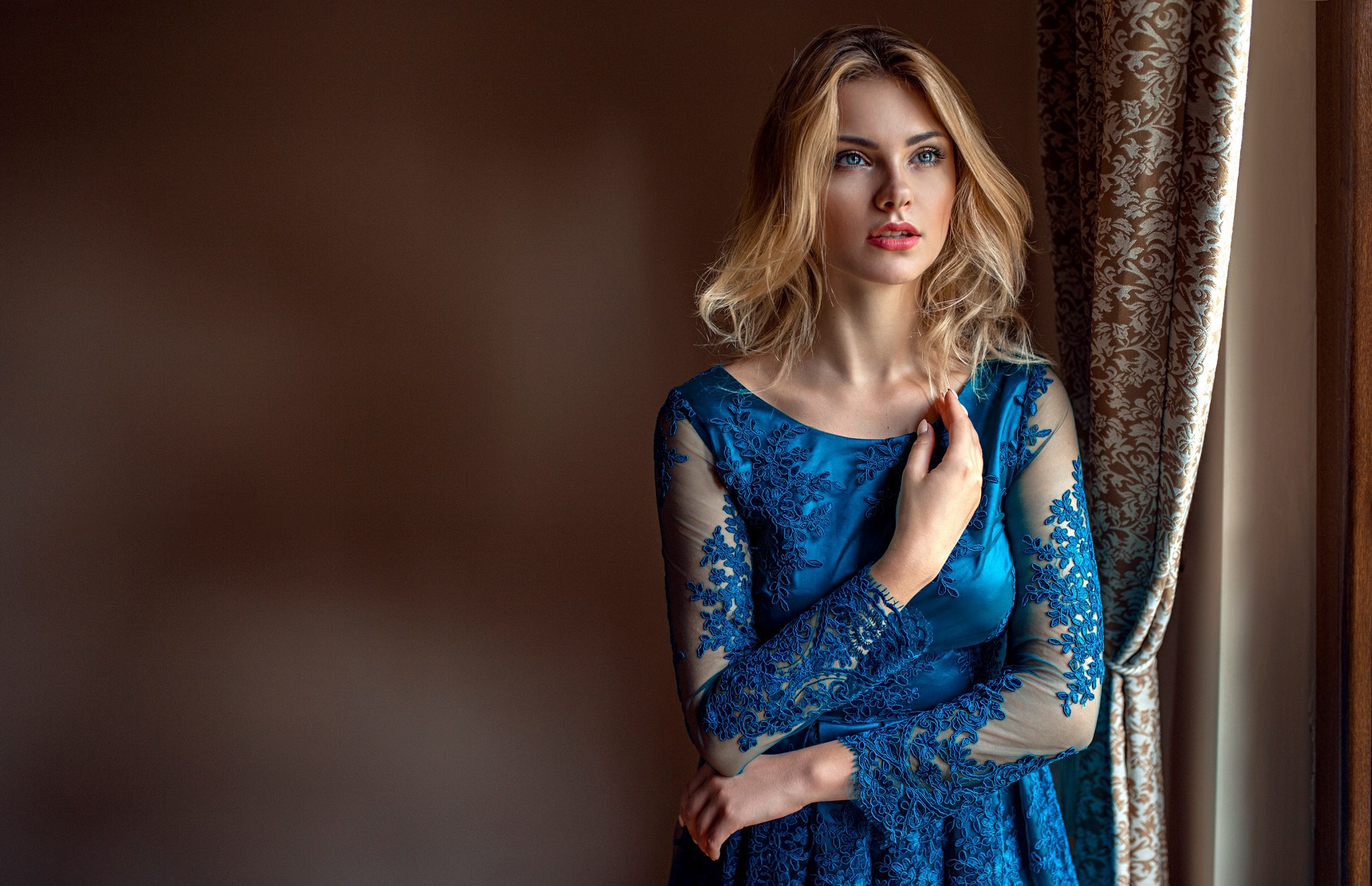 Handy-Wallpaper Modell, Frauen, Blondinen, Blaues Kleid kostenlos herunterladen.