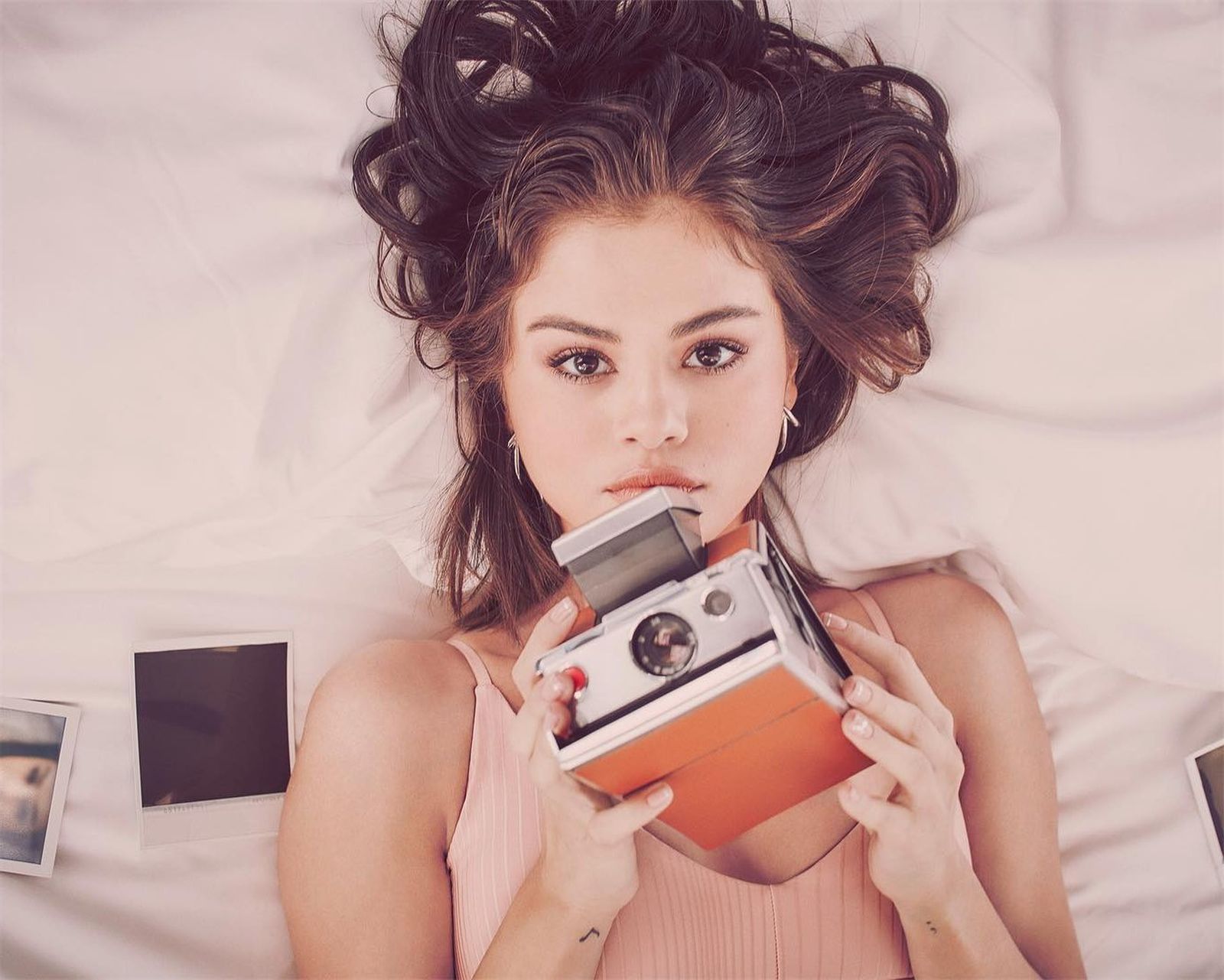 Laden Sie das Musik, Selena Gomez, Sänger, Brünette, Braune Augen, Darstellerin-Bild kostenlos auf Ihren PC-Desktop herunter