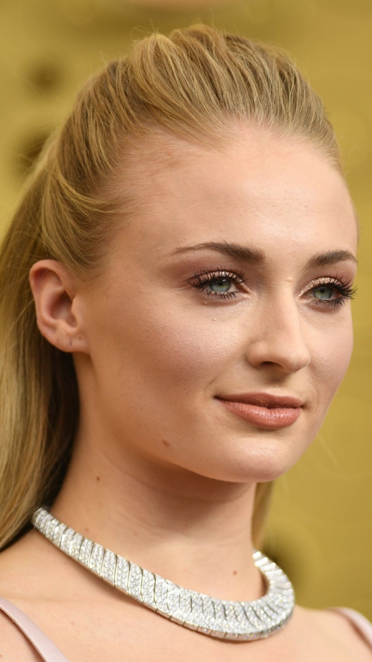 Download mobile wallpaper Blonde, English, Blue Eyes, Necklace, Celebrity, Actress, Sophie Turner for free.