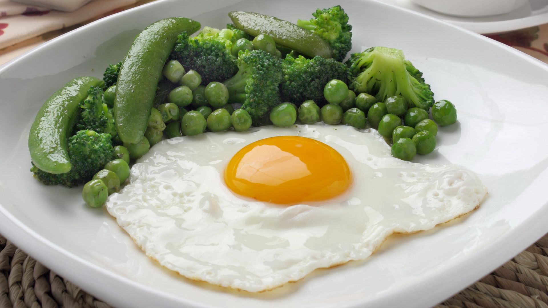 60208 скачать обои завтрак, яичница, горошек, еда, зелень, брокколи, желток - заставки и картинки бесплатно