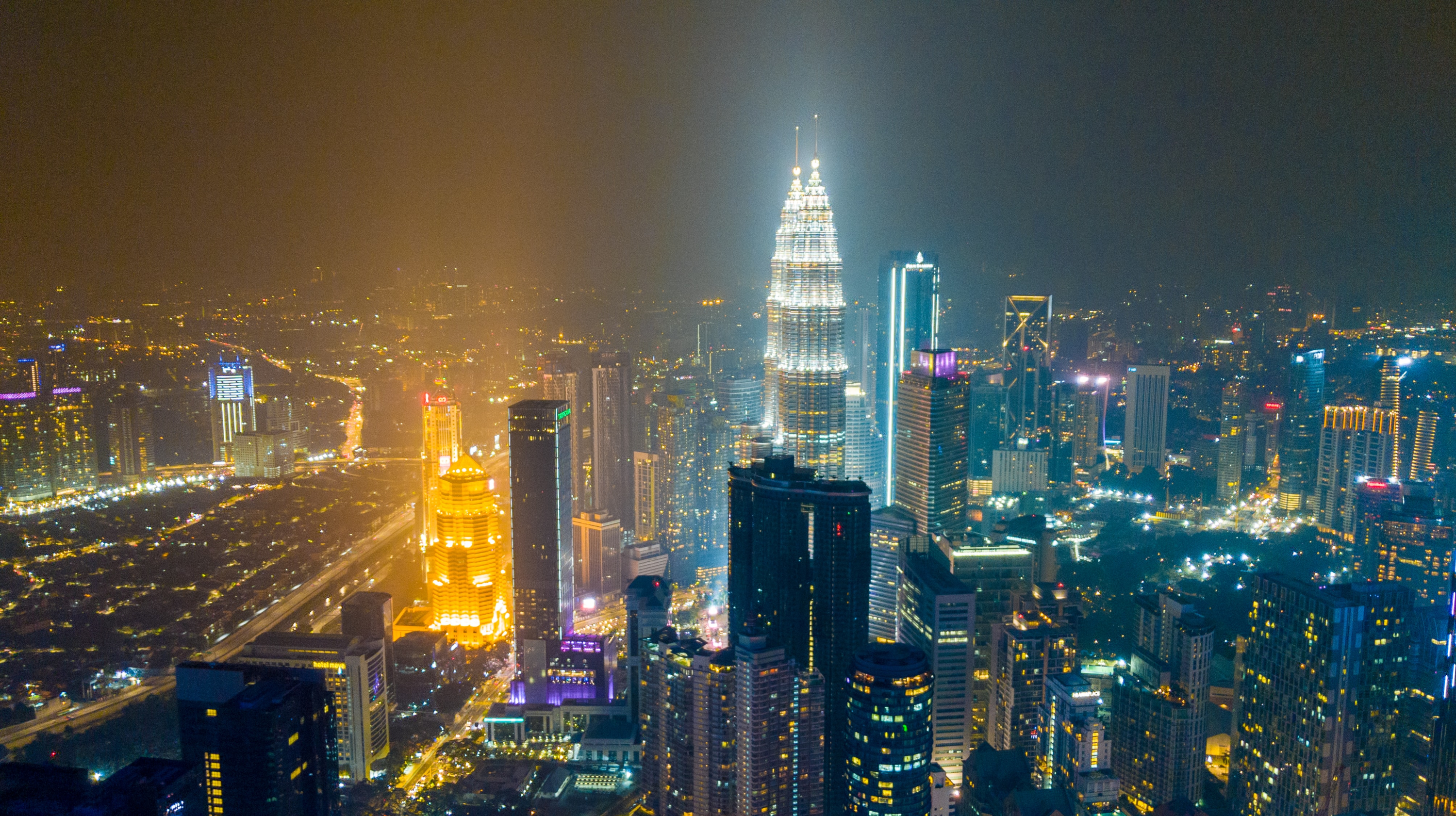 Handy-Wallpaper Städte, Wolkenkratzer, Horizont, Kuala Lumpur, Malaysia, Menschengemacht, Großstadt kostenlos herunterladen.