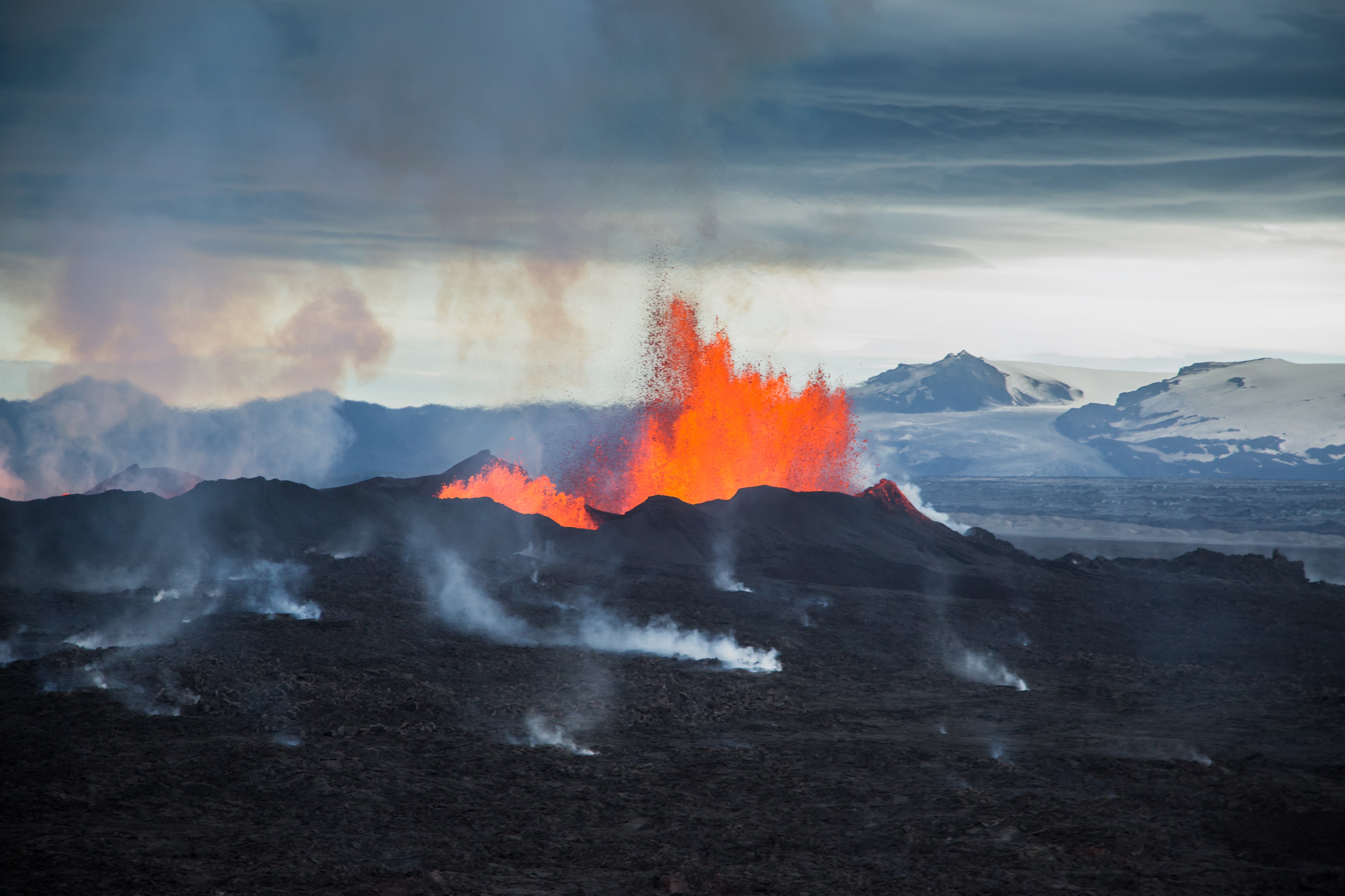 1525171壁紙のダウンロード地球, バルダルブンガ, 噴火, アイスランド, 溶岩, 煙, 火山-スクリーンセーバーと写真を無料で