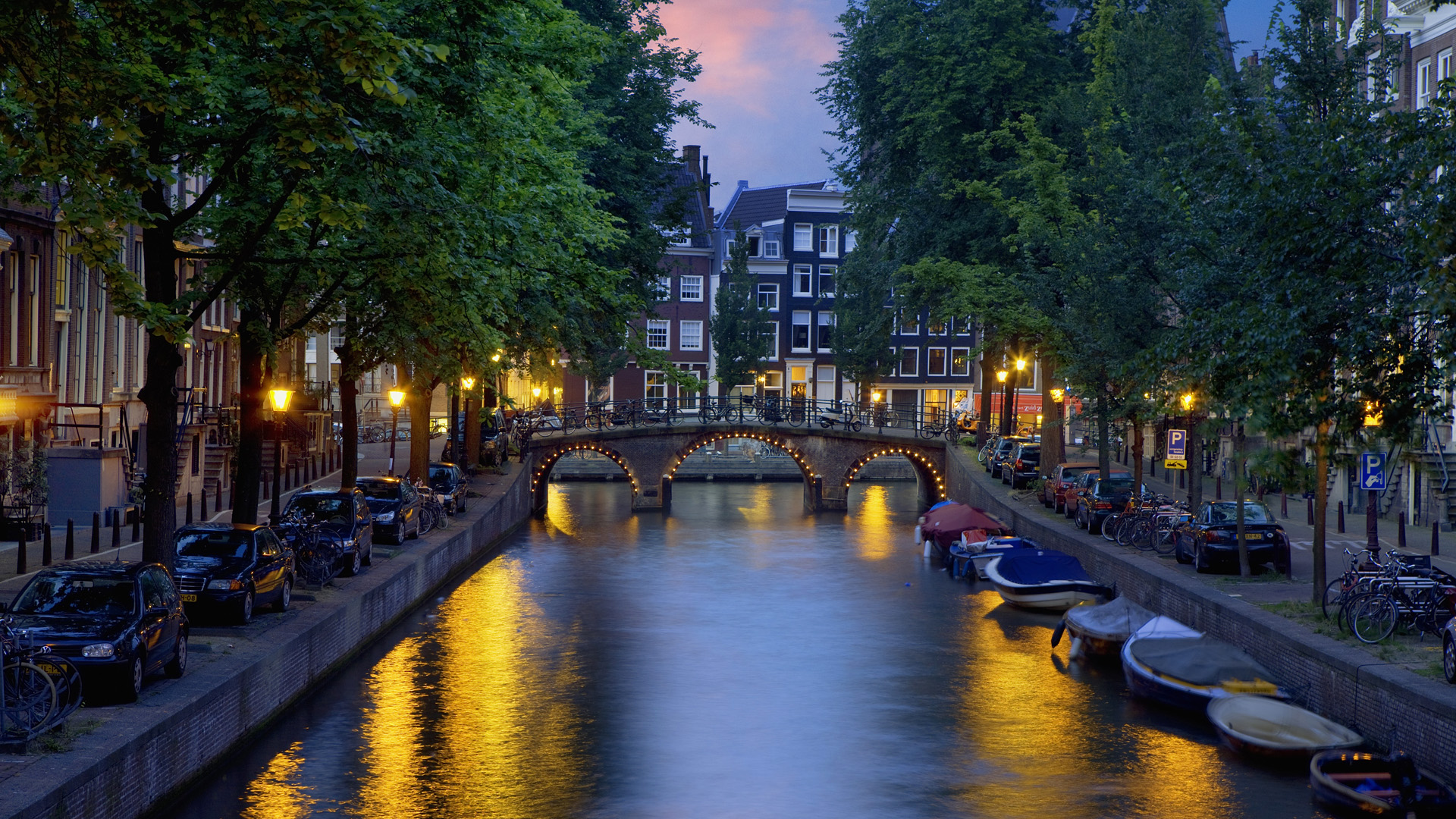 無料モバイル壁紙家, 橋, 木, 街, ボート, 光, 車, オランダ, アムステルダム, マンメイド, 運河をダウンロードします。