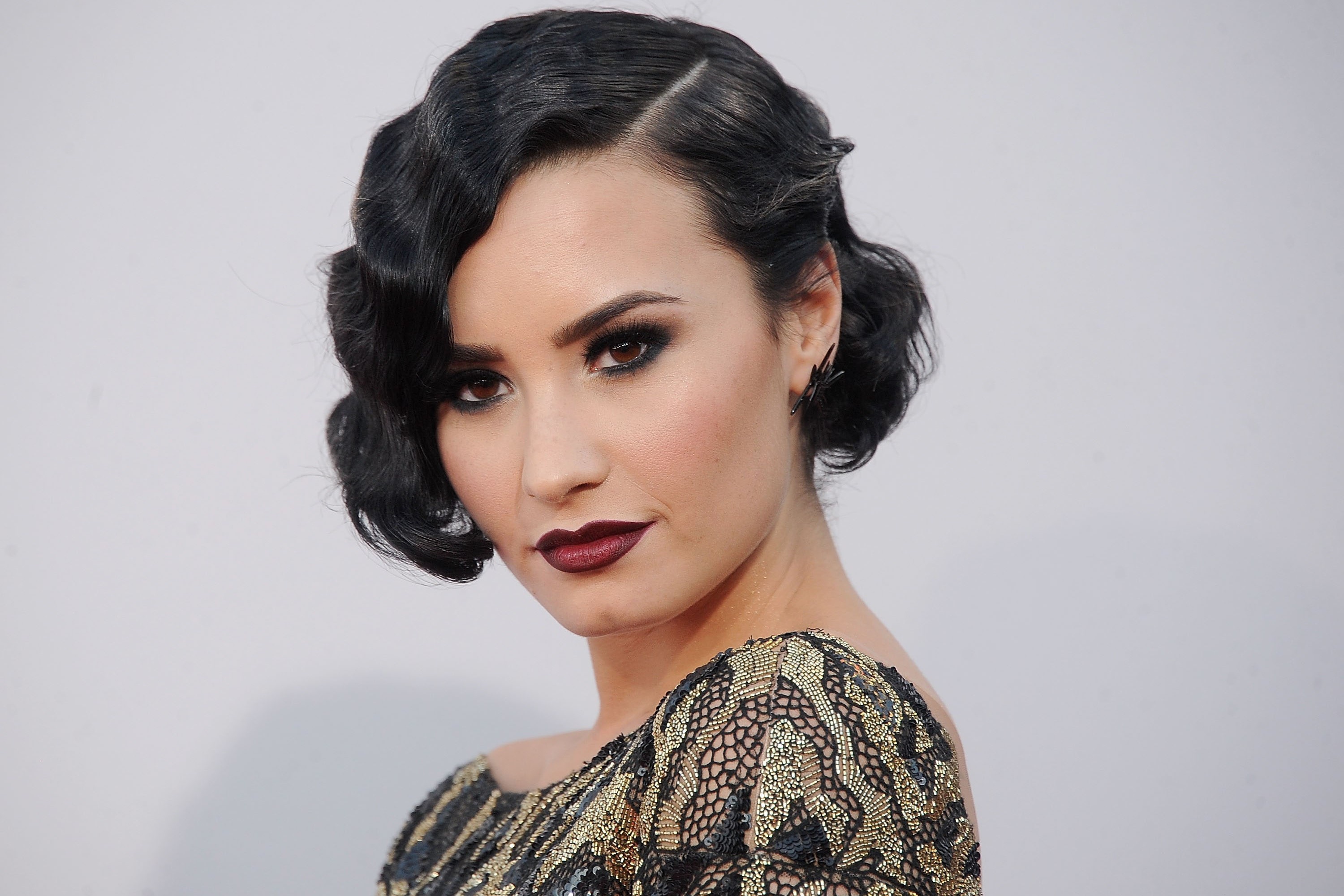 Laden Sie das Musik, Sänger, Gesicht, Amerikanisch, Braune Augen, Schwarzes Haar, Lippenstift, Demi Lovato-Bild kostenlos auf Ihren PC-Desktop herunter