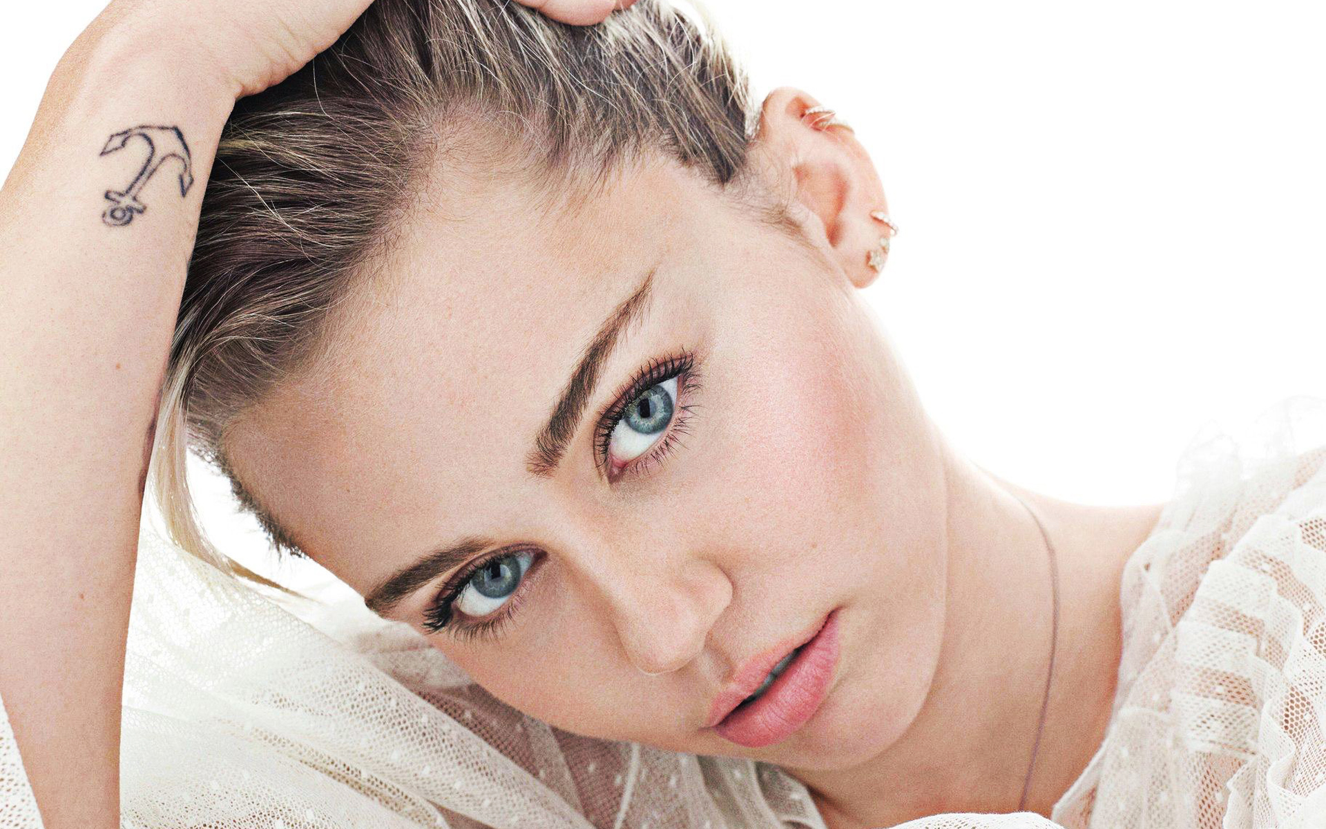 Free download wallpaper Music, Singer, Face, Blue Eyes, American, Miley Cyrus, Stare on your PC desktop