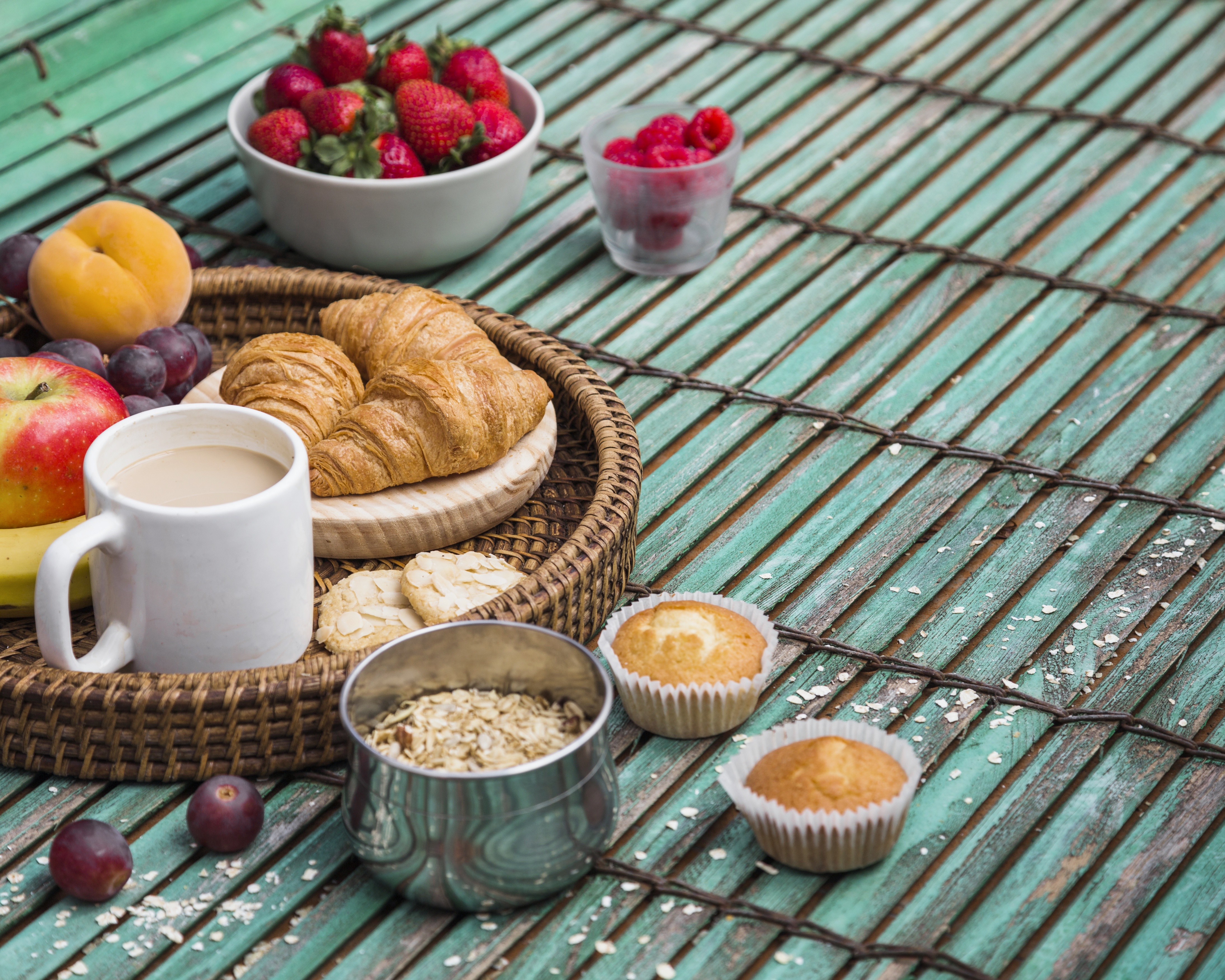 Handy-Wallpaper Tasse, Frucht, Croissant, Nahrungsmittel, Stillleben, Kaffee, Frühstuck kostenlos herunterladen.
