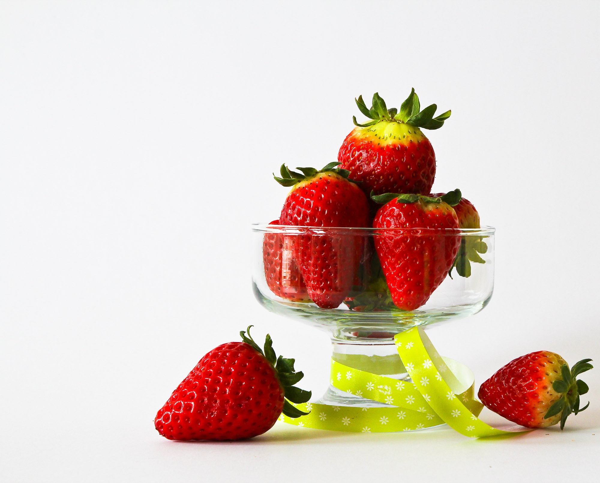 Free download wallpaper Fruits, Food, Strawberry, Dessert, Still Life, Berry, Fruit, Ribbon on your PC desktop
