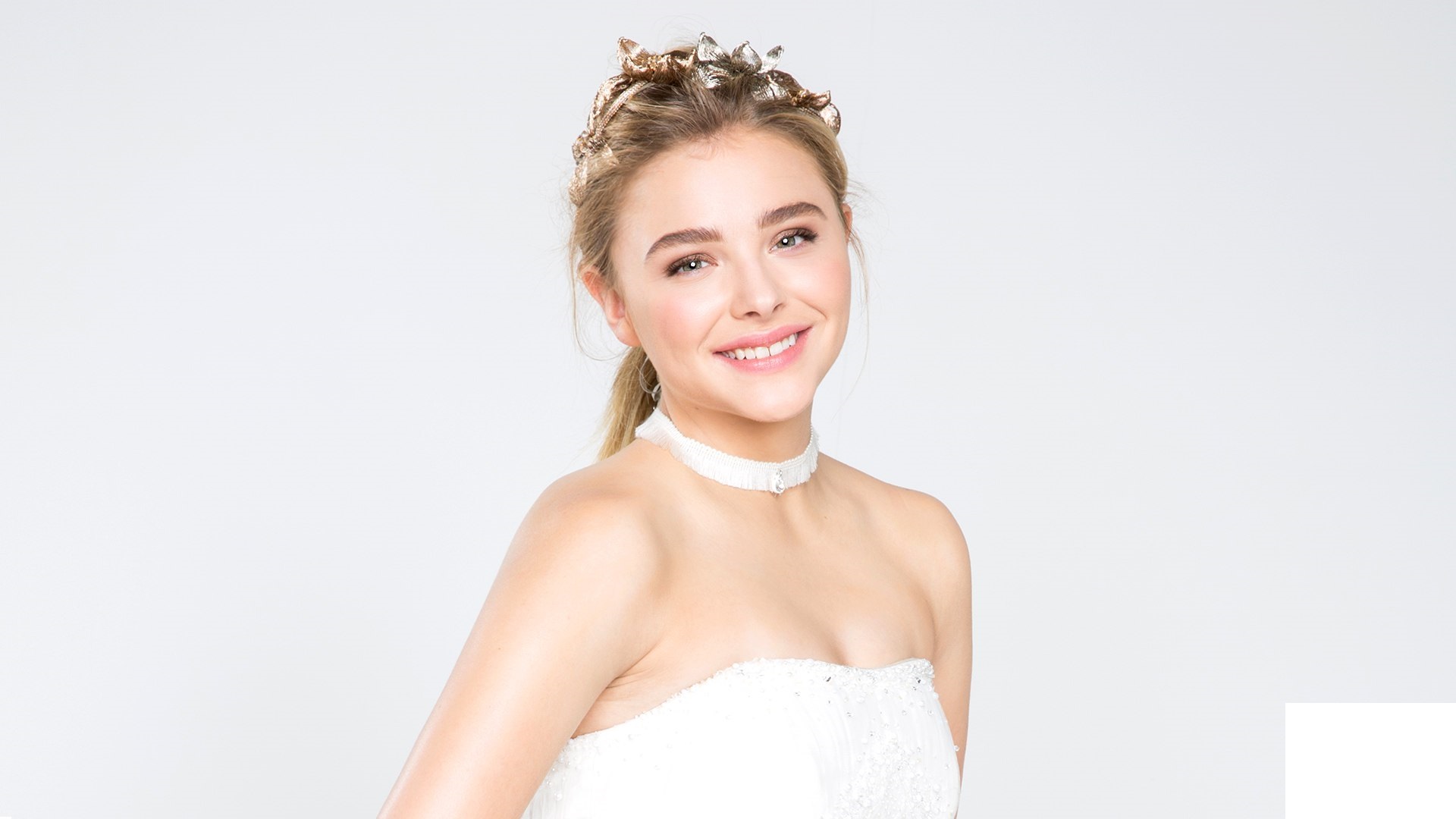 Baixar papel de parede para celular de Sorriso, Americano, Celebridade, Atriz, Cabelo Loiro, Chloë Grace Moretz gratuito.