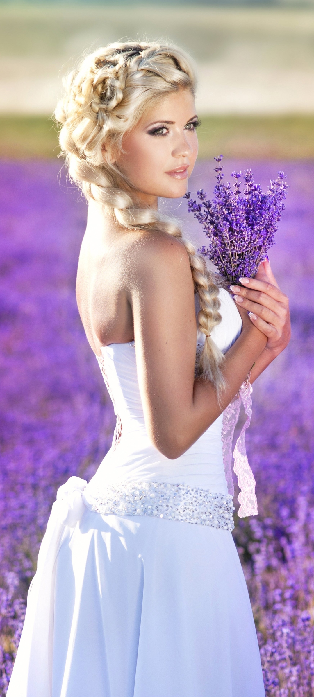 Handy-Wallpaper Blume, Strauß, Kleid, Lavendel, Braut, Frauen, Hochzeitskleid, Zopf kostenlos herunterladen.