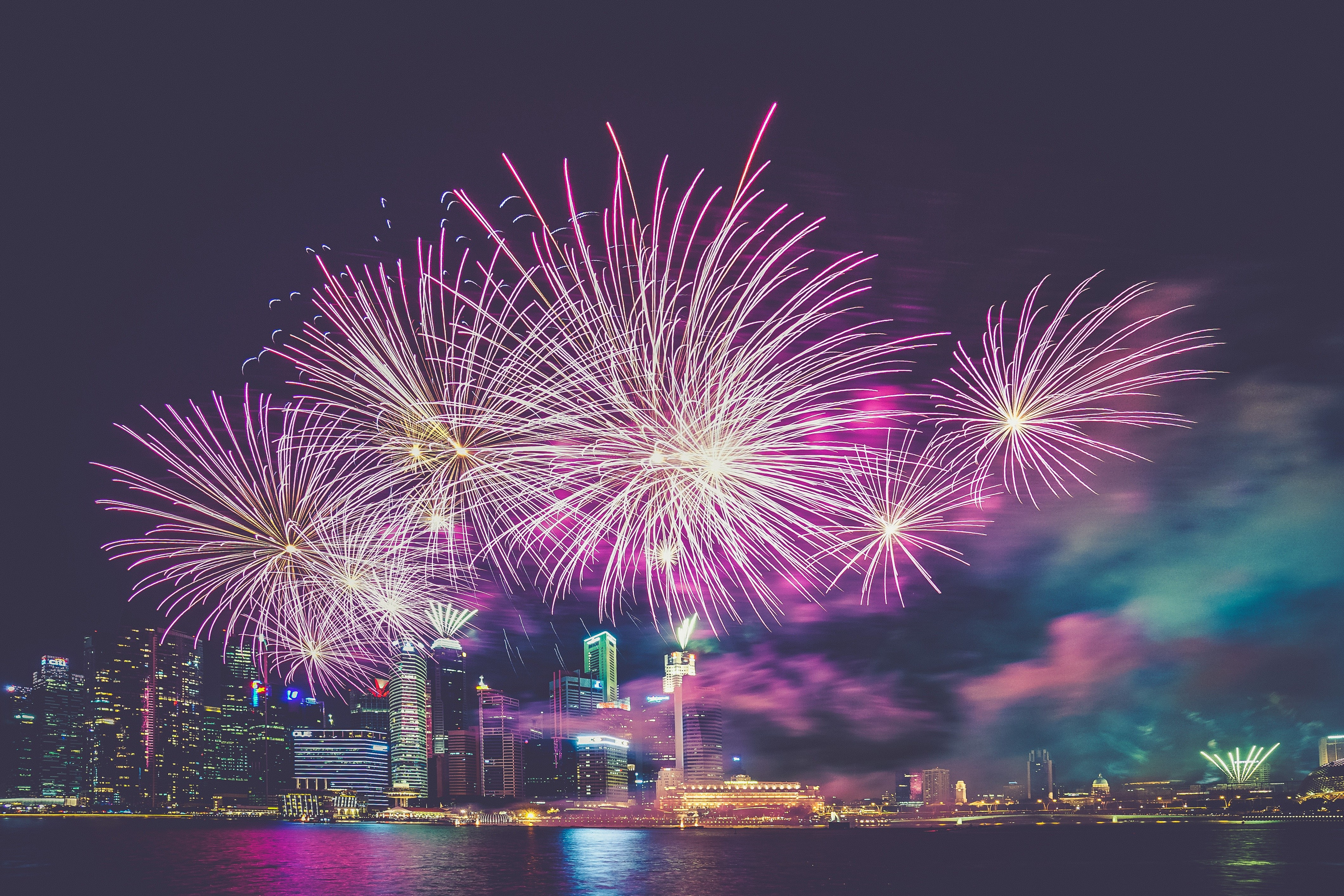 Laden Sie das Gebäude, Singapur, Feuerwerk, Fotografie, Nacht, Großstadt-Bild kostenlos auf Ihren PC-Desktop herunter