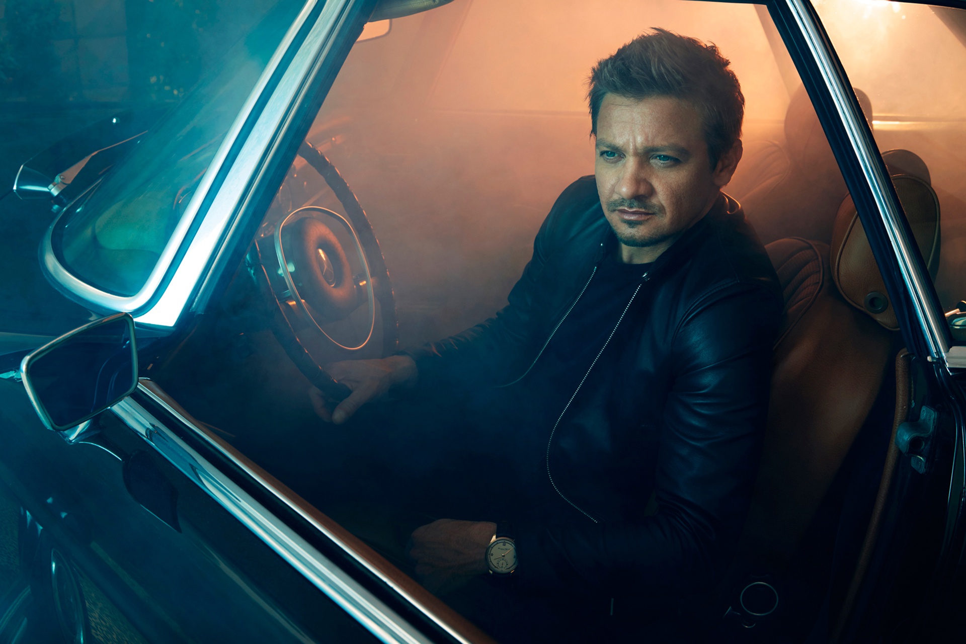 Download mobile wallpaper Smoke, Car, American, Celebrity, Actor, Jeremy Renner for free.