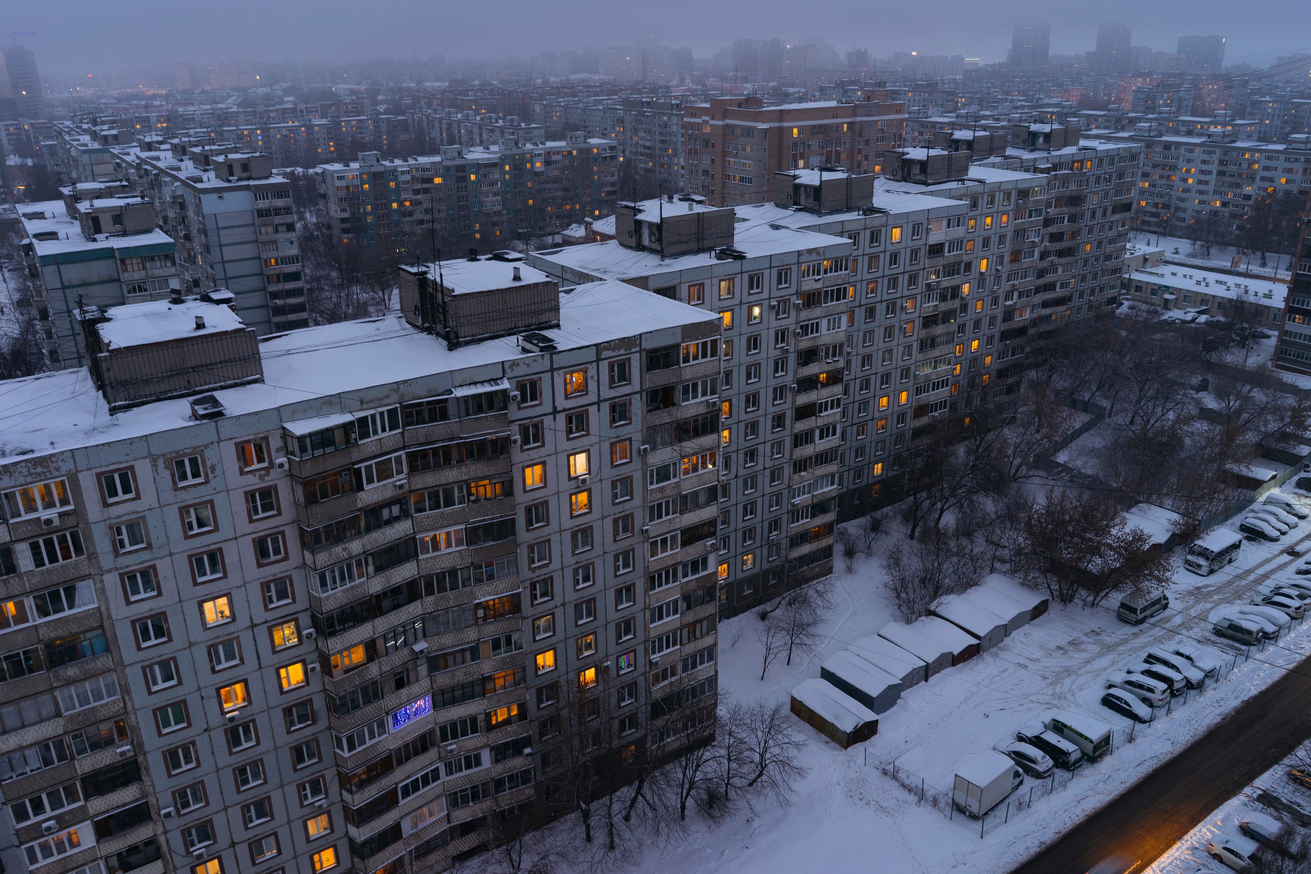 Handy-Wallpaper Städte, Winter, Schnee, Stadtbild, Russland, Nacht, Menschengemacht, Großstadt kostenlos herunterladen.