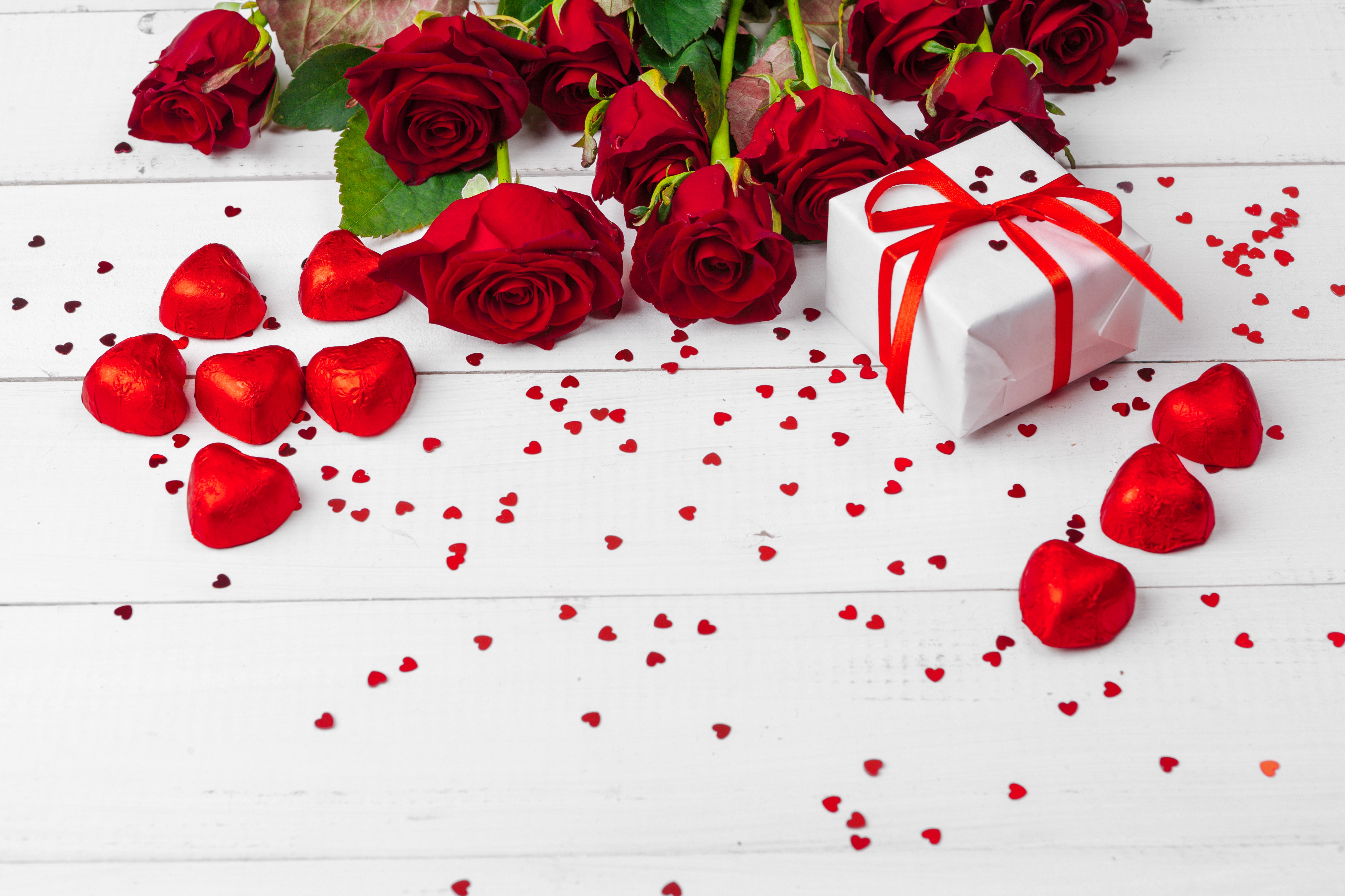 Скачать обои бесплатно Роза, Подарки, День Святого Валентина, Праздничные, Красный Цветок, В Форме Сердца картинка на рабочий стол ПК