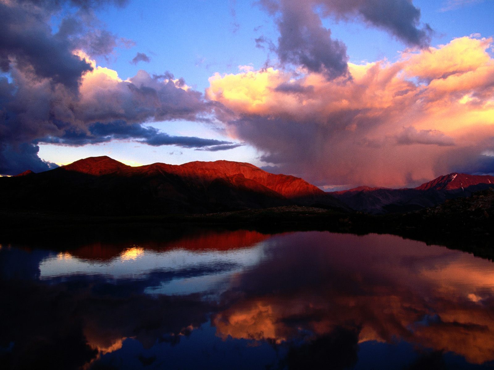 Laden Sie das Landschaft, Wasser, Sunset, Sky, Mountains, Clouds-Bild kostenlos auf Ihren PC-Desktop herunter
