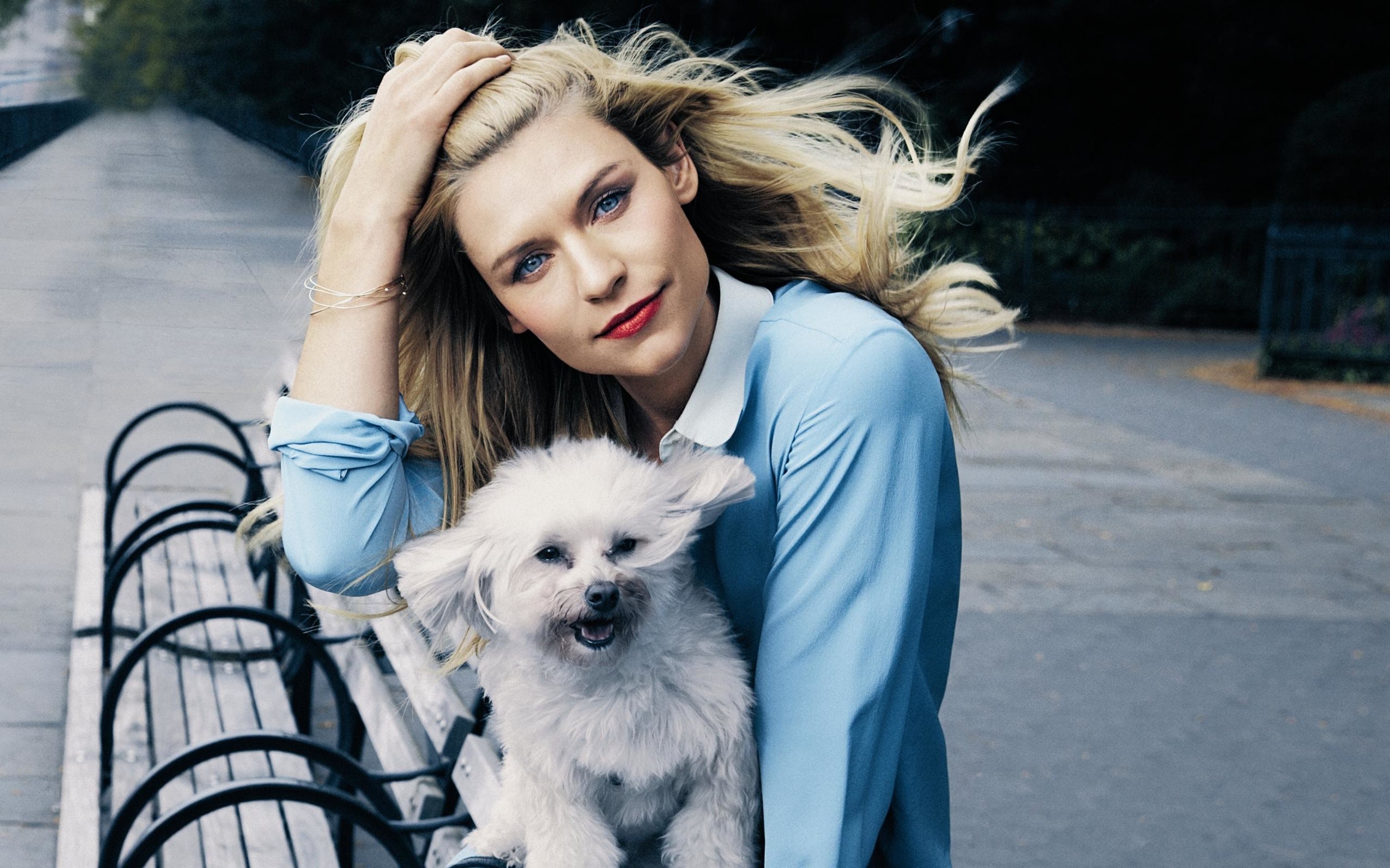 Free download wallpaper Dog, Blonde, Blue Eyes, American, Celebrity, Actress, Lipstick, Claire Danes on your PC desktop