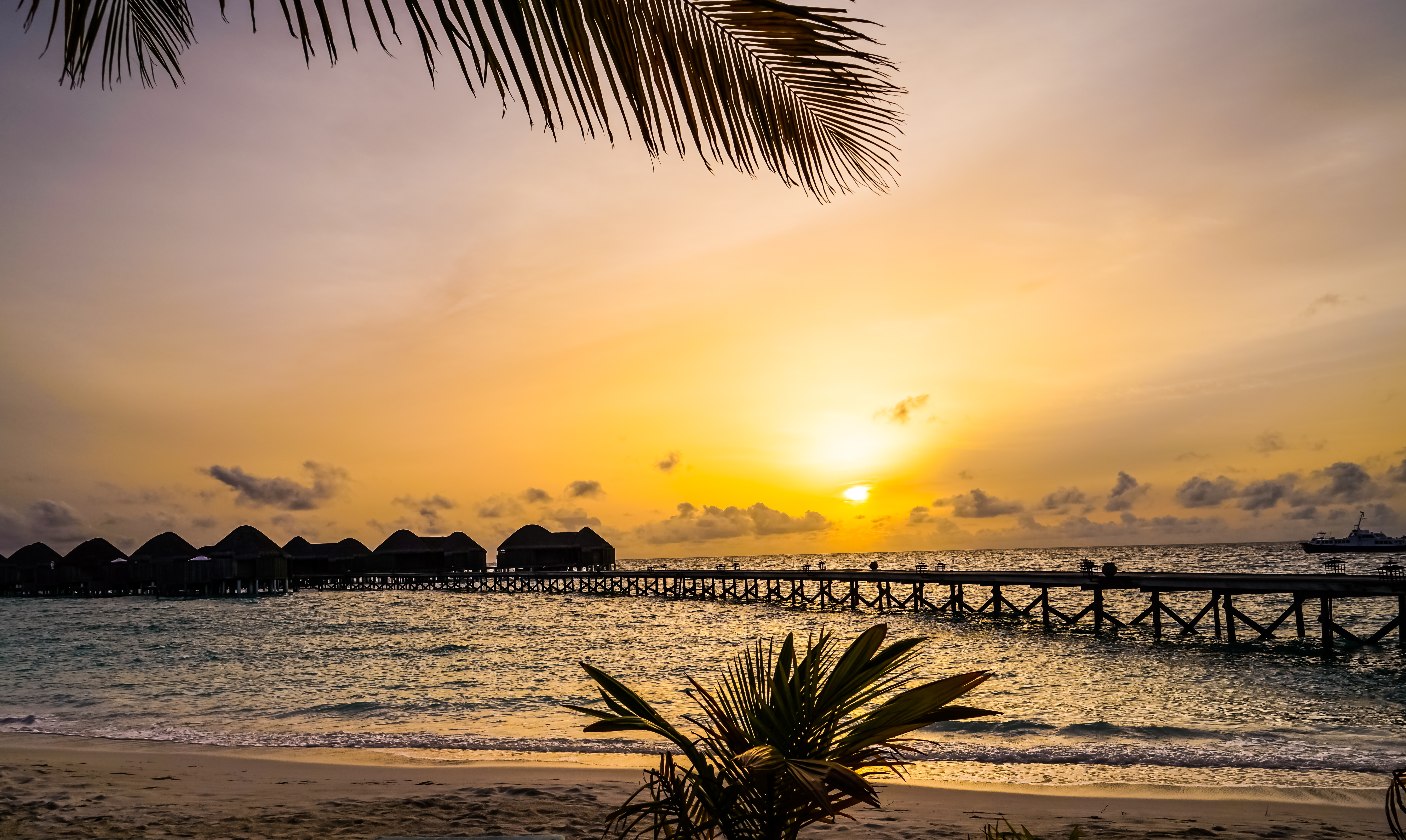 Laden Sie das Strand, Seebrücke, Tropen, Fotografie, Malediven, Meer, Himmel, Sonnenuntergang, Sonne, Feiertag, Urlaubsort, Meereslandschaft, Konstanz Halaveli Resort-Bild kostenlos auf Ihren PC-Desktop herunter