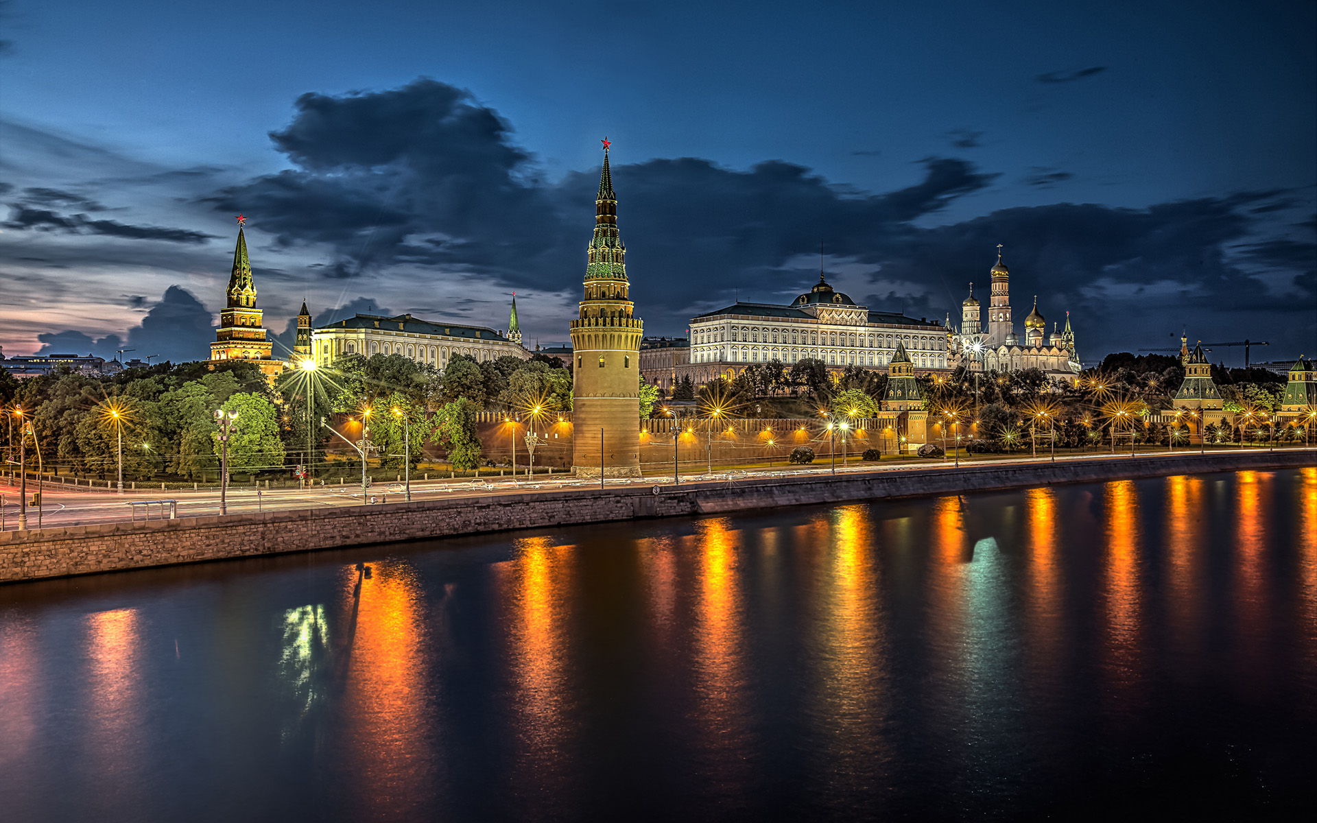 346639 descargar fondo de pantalla rusia, hecho por el hombre, moscú, nube, kremlin, luz, rio, cielo, ciudades: protectores de pantalla e imágenes gratis