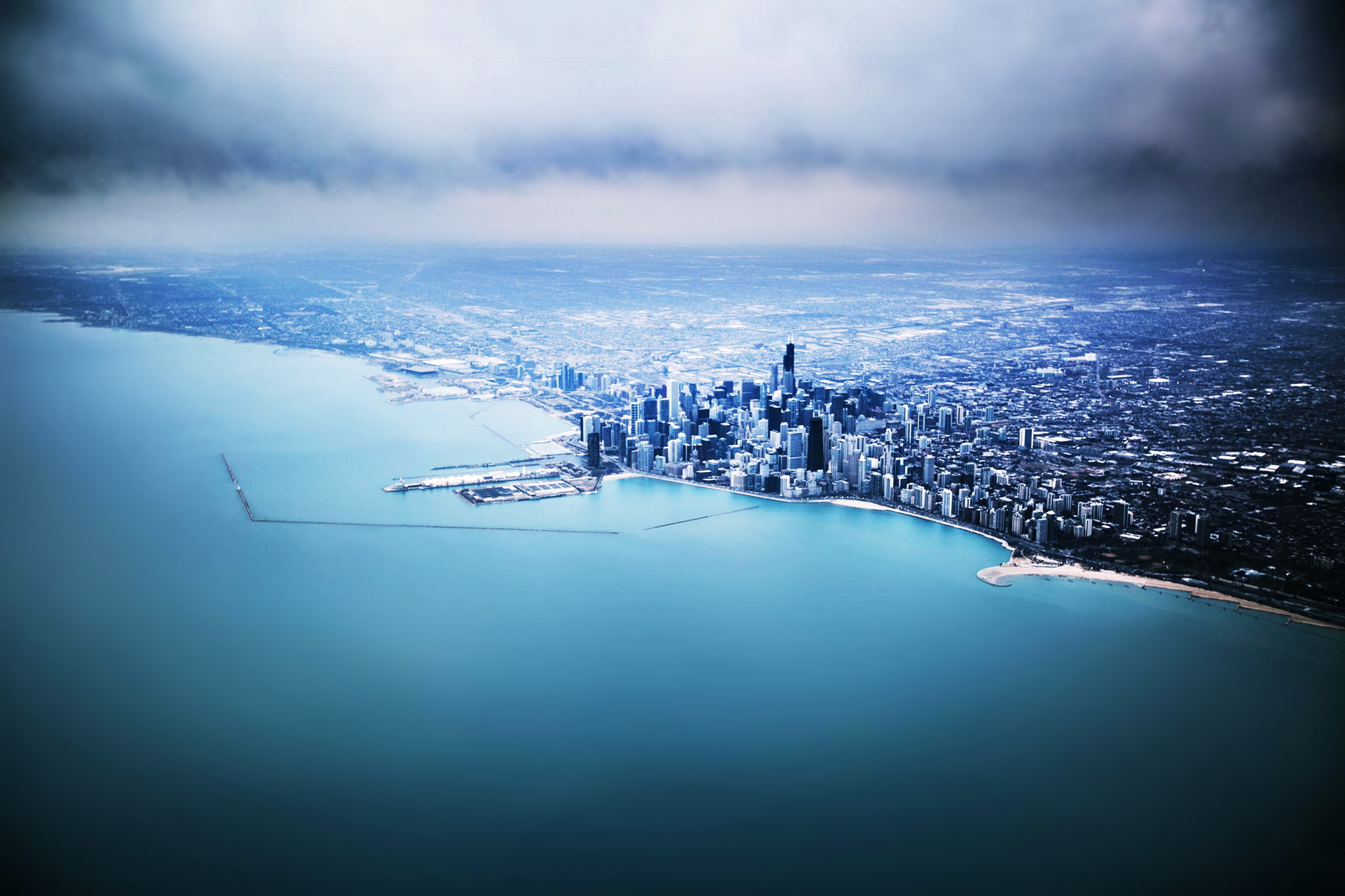 Handy-Wallpaper Chicago, Wolkenkratzer, Meer, Vereinigte Staaten Von Amerika, Städte, Menschengemacht, Ozean, Wolke, Großstadt, Landschaft kostenlos herunterladen.