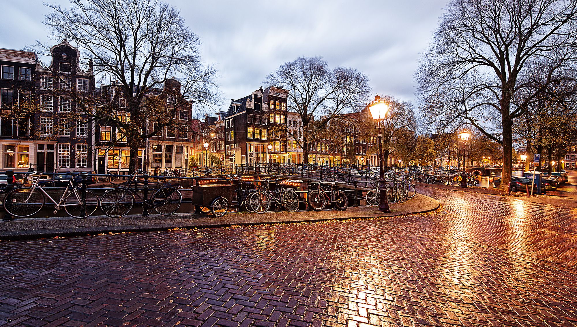 369677 скачать обои нидерланды, амстердам, велосипед, сделано человеком, свет, дождь, отражение, города - заставки и картинки бесплатно