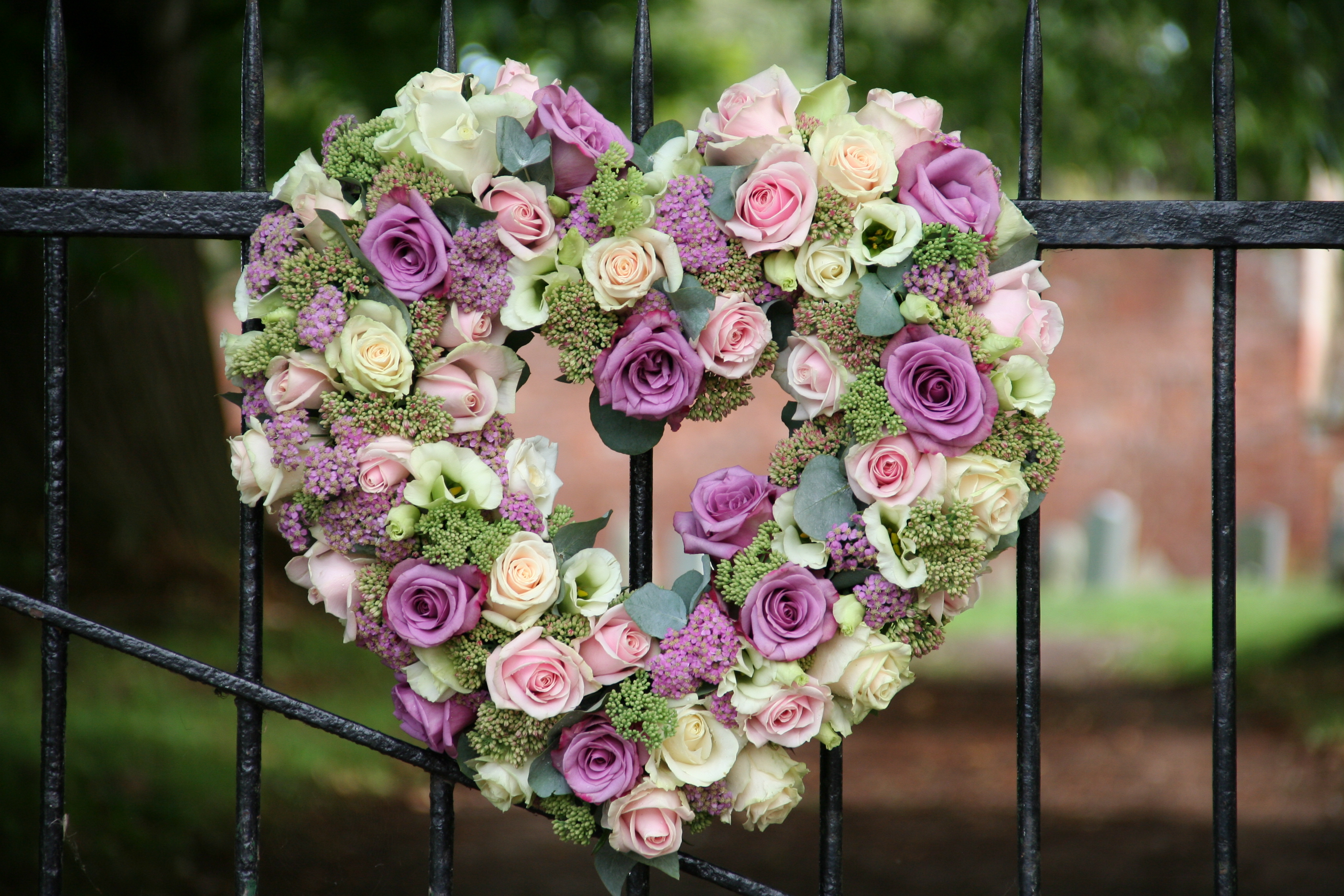 Free download wallpaper Flower, Rose, Wreath, Gate, Man Made, Heart Shaped on your PC desktop
