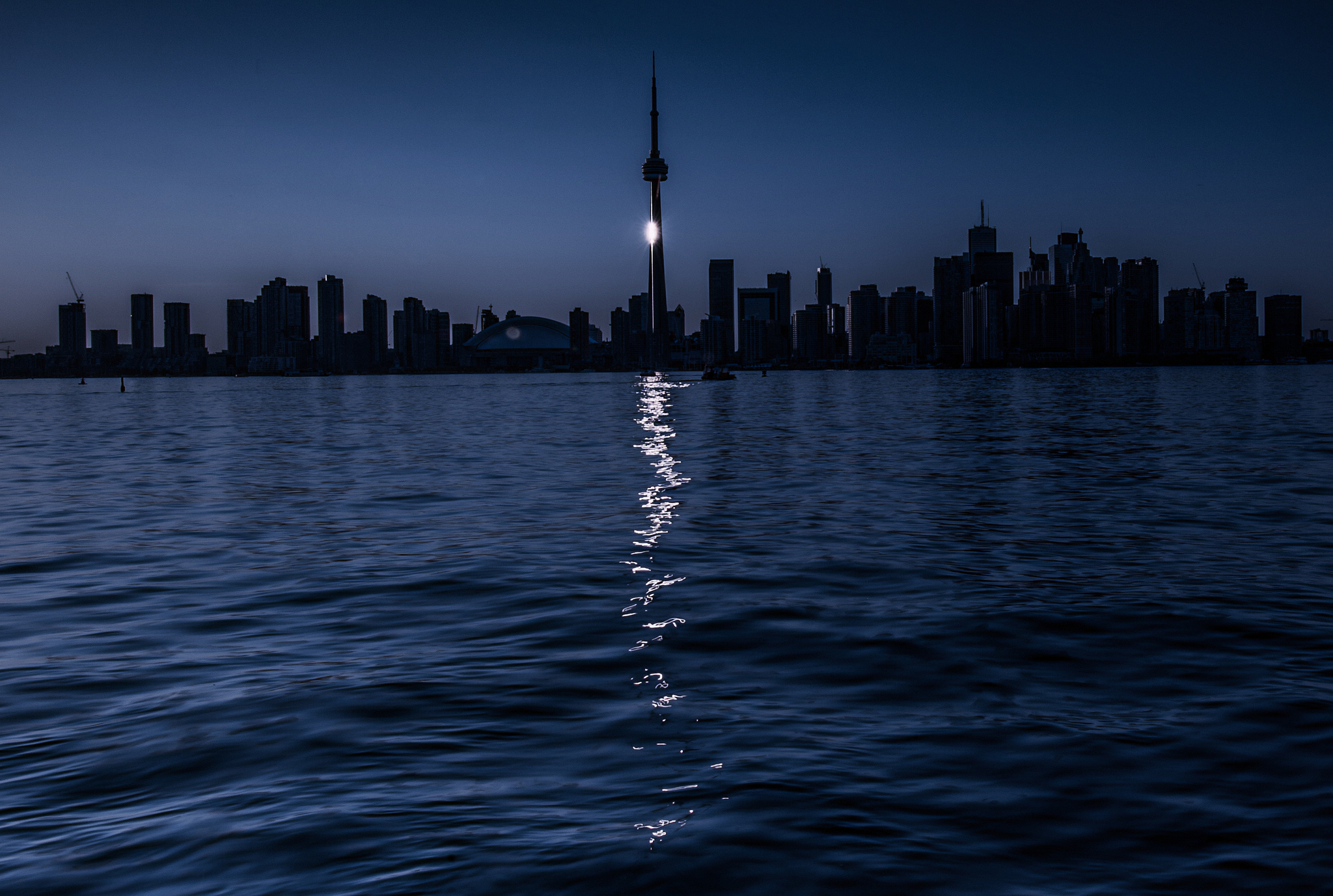 Baixe gratuitamente a imagem Cidades, Água, Noite, Cidade, Arranha Céu, Canadá, Construção, Toronto, Feito Pelo Homem, Reflecção na área de trabalho do seu PC
