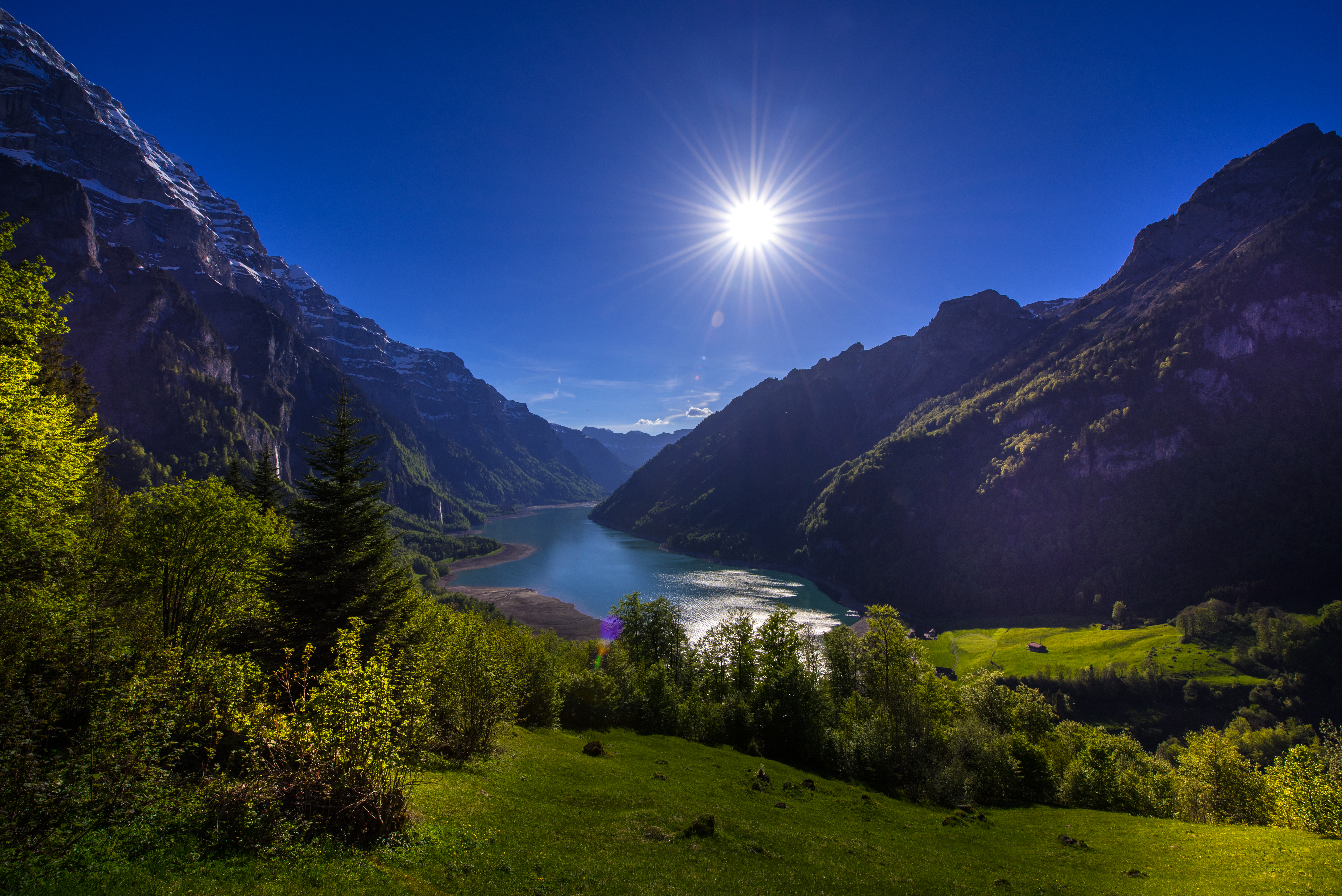 1529329 descargar fondo de pantalla suiza, lago, tierra/naturaleza, paisaje, montaña, sol: protectores de pantalla e imágenes gratis