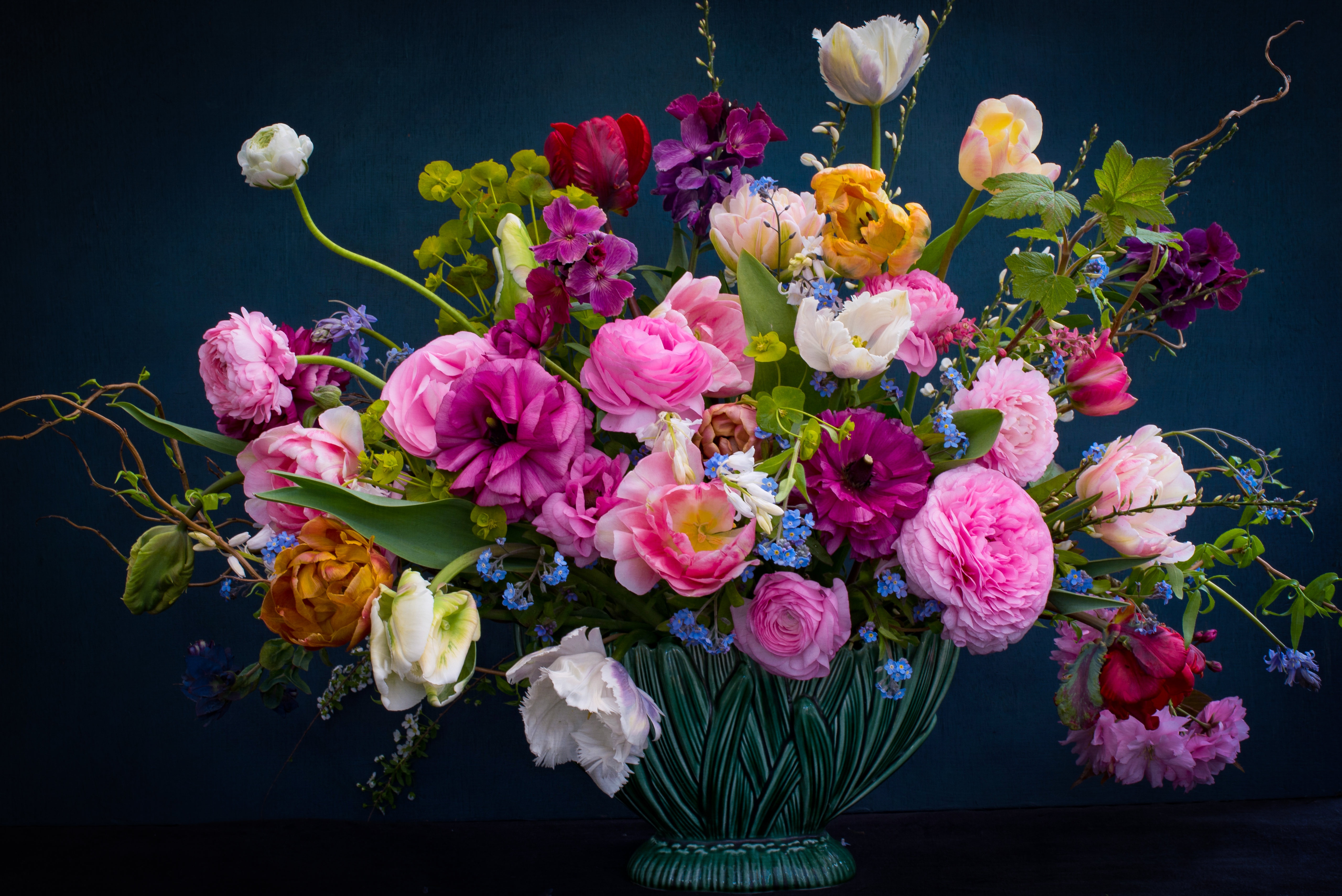977873 скачать картинку тюльпан, пион, ваза, сделано человеком, цветок, лютик, красочный, незабудка, роза - обои и заставки бесплатно