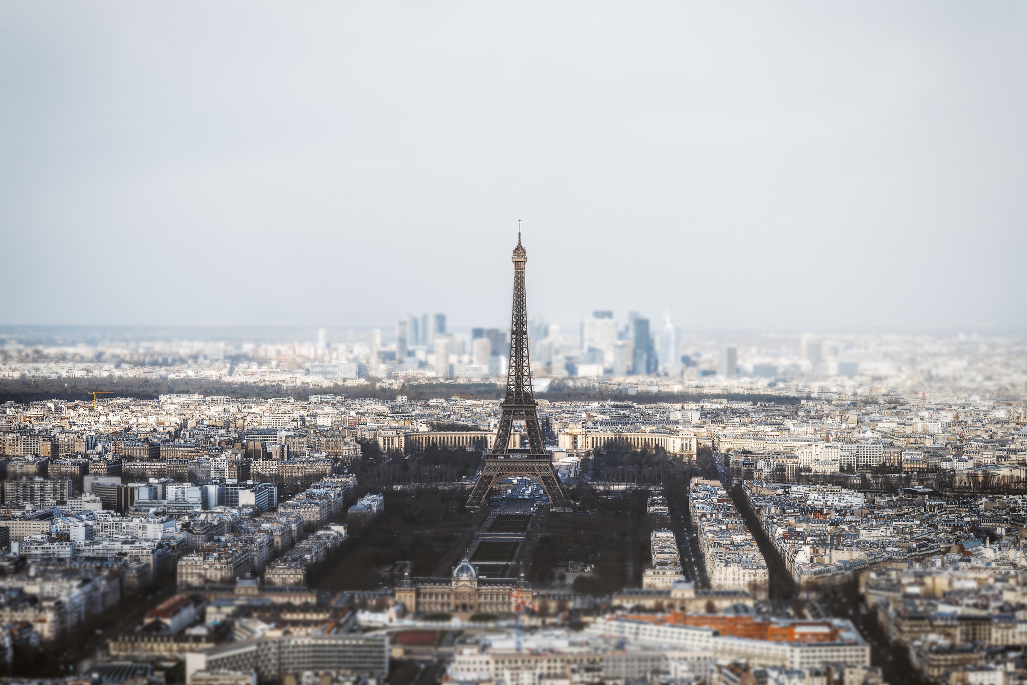 Handy-Wallpaper Paris, Eiffelturm, Gebäude, Horizont, Frankreich, Stadtbild, Monument, Monumente, Menschengemacht, Großstadt, Neigungschicht kostenlos herunterladen.