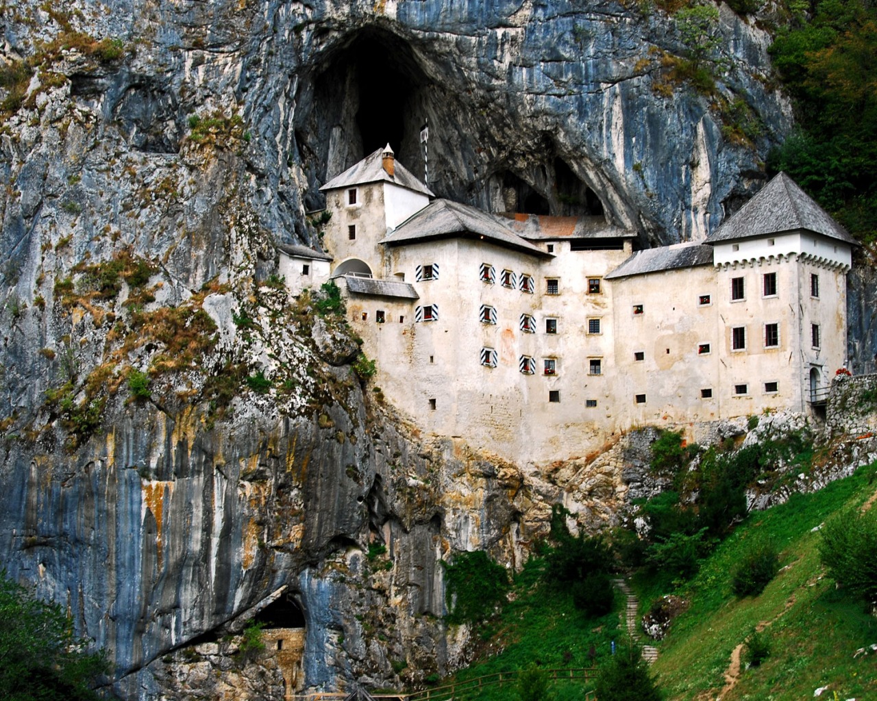 1495153 économiseurs d'écran et fonds d'écran Château De Predjama sur votre téléphone. Téléchargez  images gratuitement