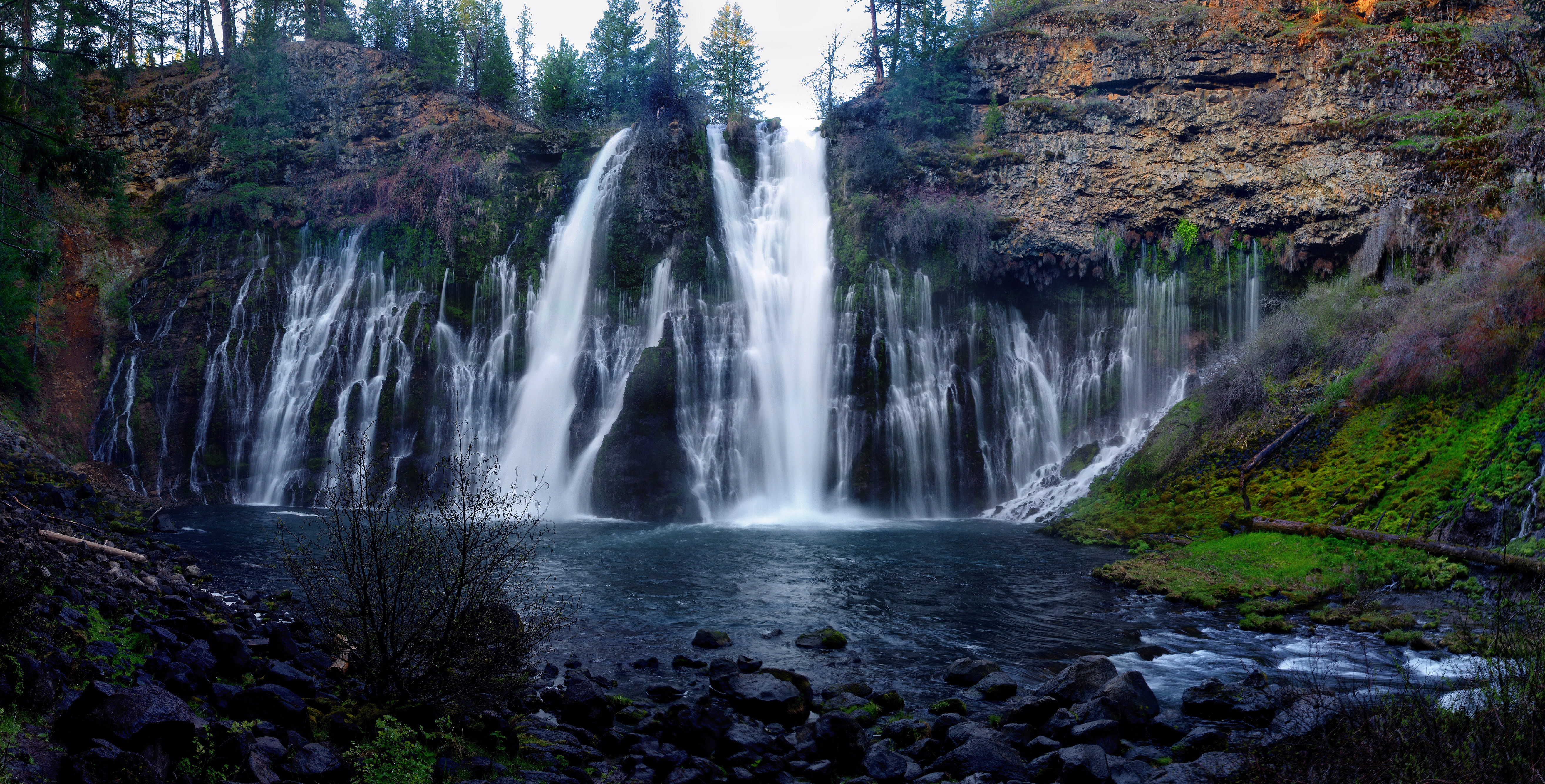 Handy-Wallpaper Natur, Wasserfälle, Wasserfall, Klippe, Kalifornien, Erde/natur, Burney Falls kostenlos herunterladen.
