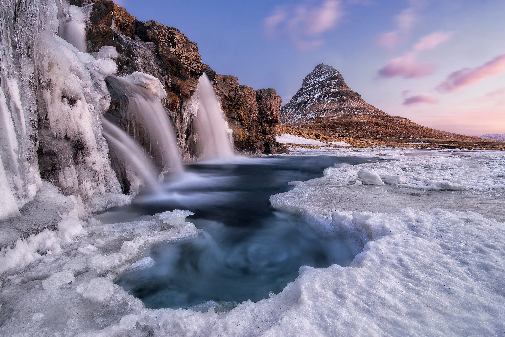 867779 descargar fondo de pantalla tierra/naturaleza, kirkjufell, hielo, islandia, kirkjufoss, naturaleza, cascada, invierno: protectores de pantalla e imágenes gratis