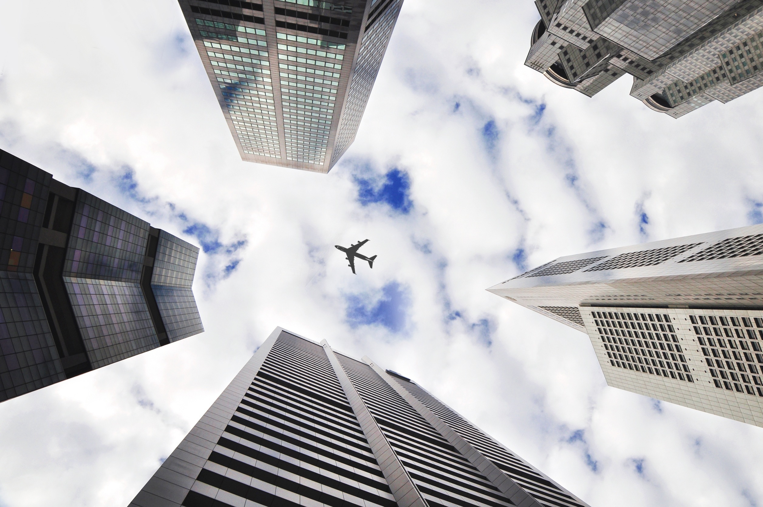 Handy-Wallpaper Flugzeuge, Wolkenkratzer, Gebäude, Wolke, Himmel, Menschengemacht kostenlos herunterladen.