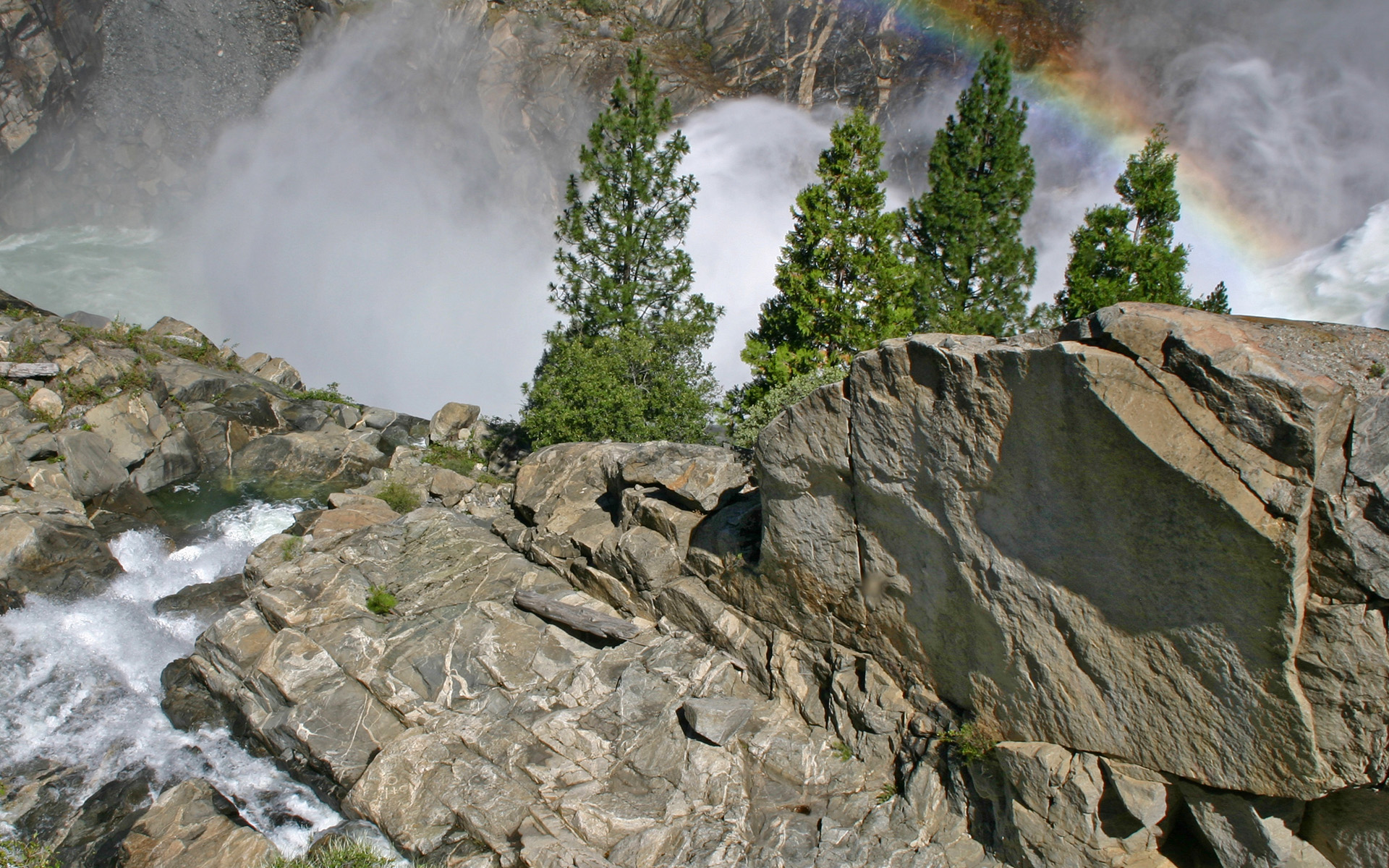 Handy-Wallpaper Klippe, Wasserfall, Wasserfälle, Baum, Regenbogen, Erde/natur kostenlos herunterladen.