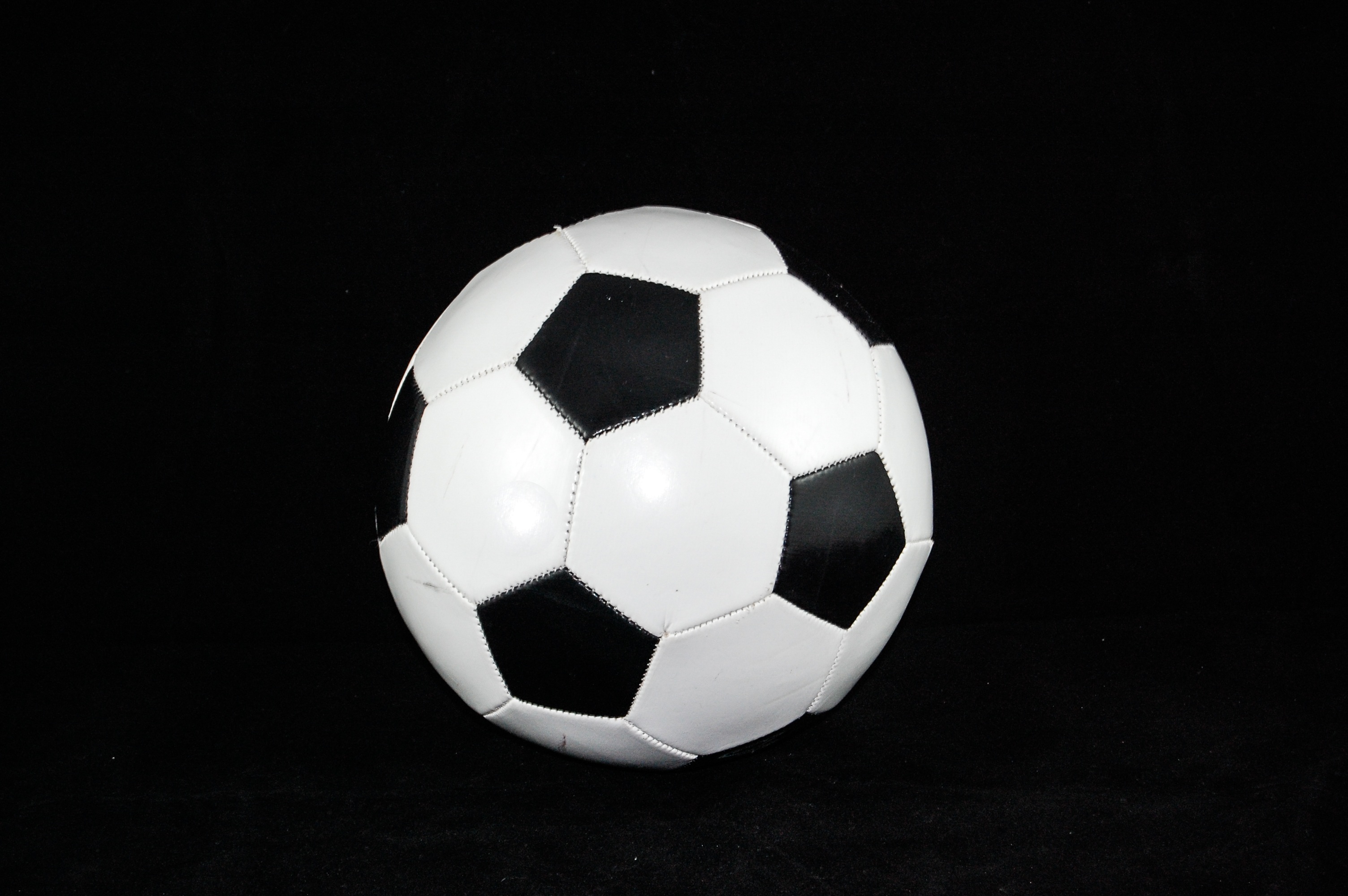 138701 скачать картинку футбол, спорт, чб, футбольный мяч - обои и заставки бесплатно