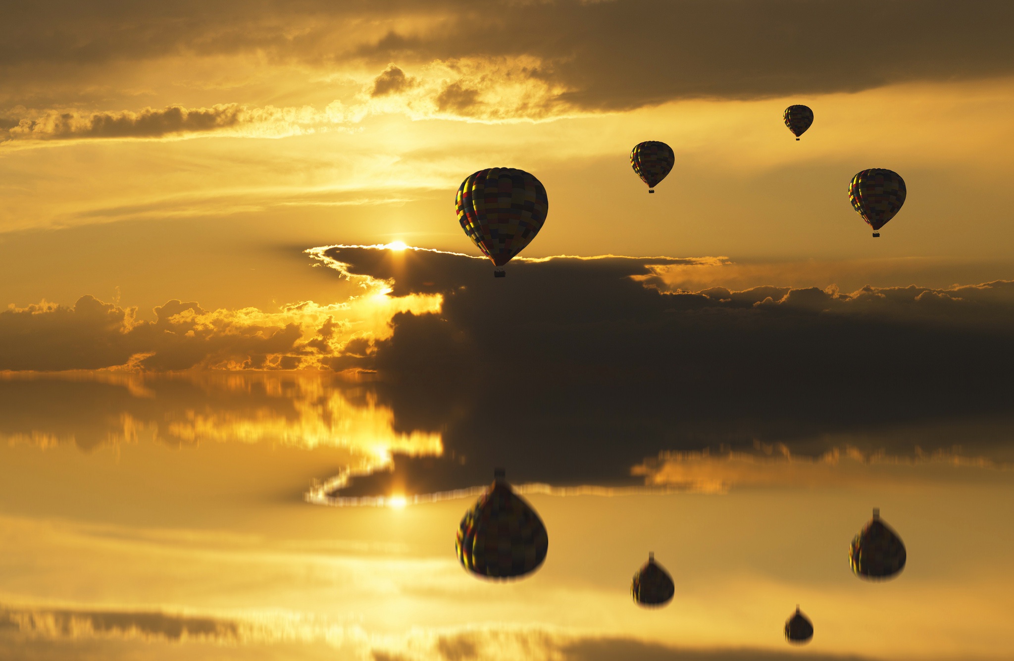 Handy-Wallpaper Horizont, Sonnenaufgang, Wolke, Himmel, Fahrzeuge, Spiegelung, Heißluftballon kostenlos herunterladen.