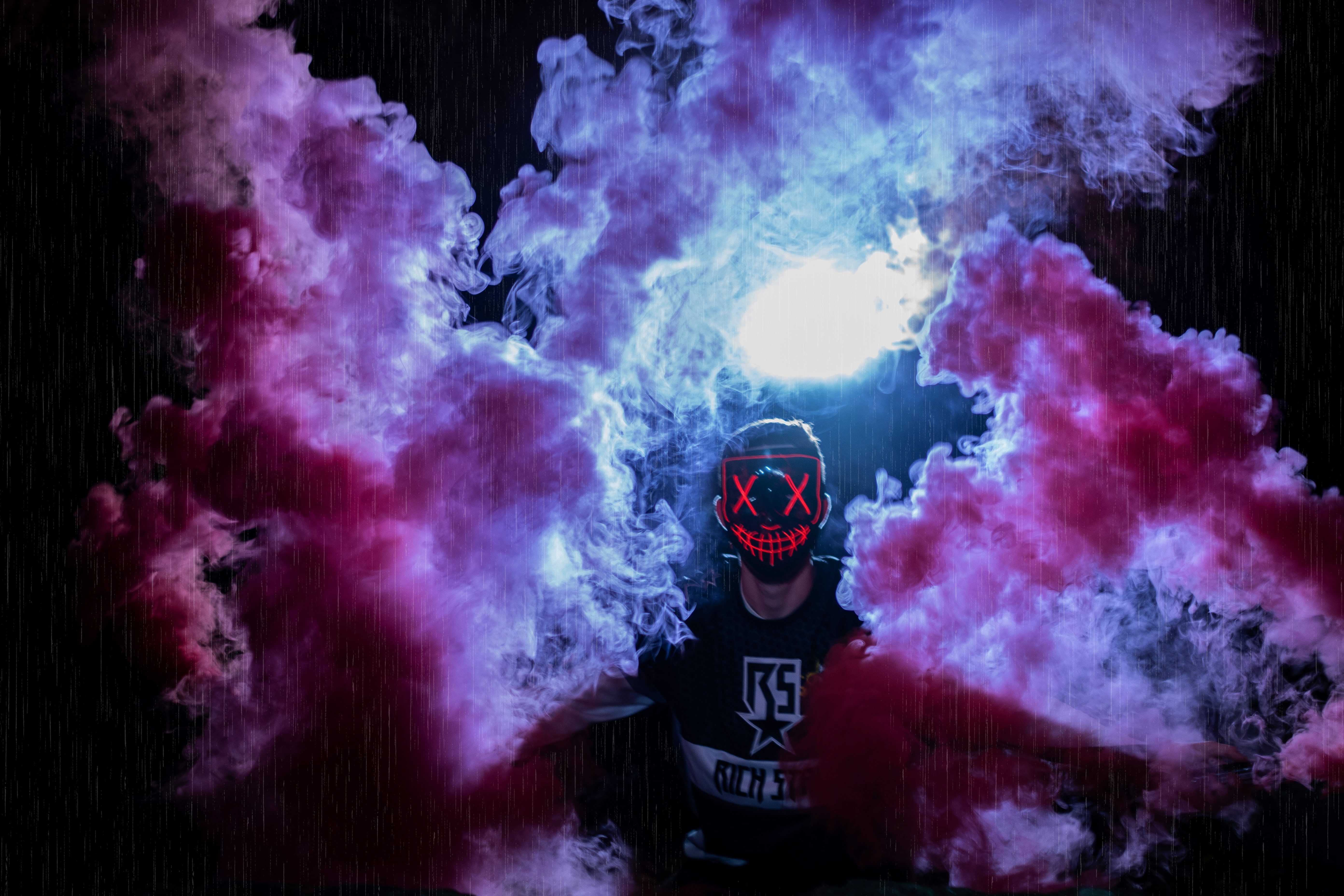 93525 скачать картинку маска, цветной дым, темные, человек, аноним - обои и заставки бесплатно