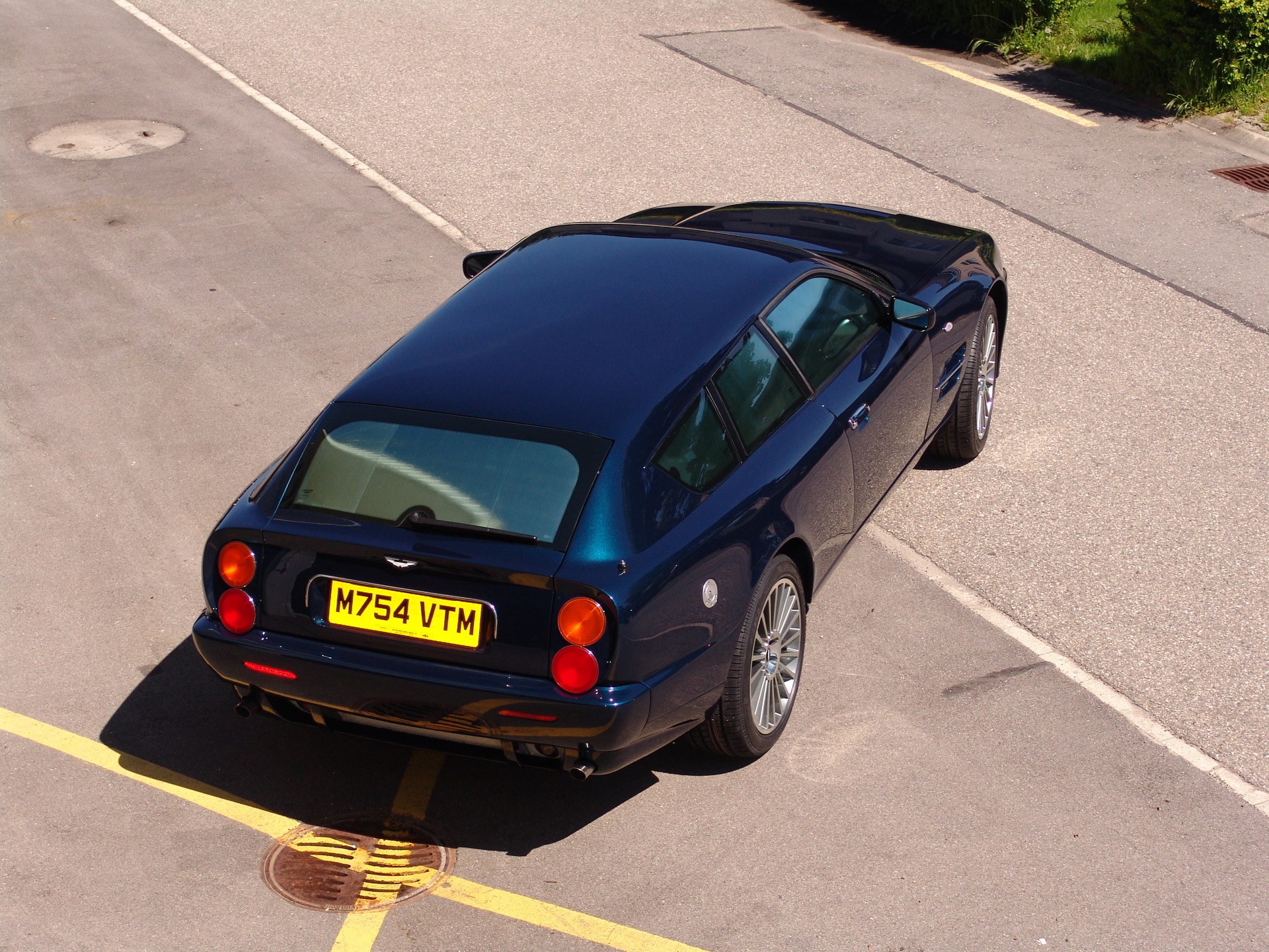 Téléchargez des papiers peints mobile Aston Martin, Vue D’En Haut, 2005, V8, Vue D'en Haut, Asphalte, Style, Voitures gratuitement.