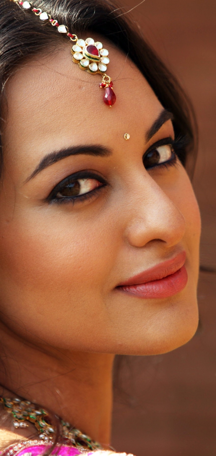 Handy-Wallpaper Gesicht, Indisch, Berühmtheiten, Sonakshi Sinha kostenlos herunterladen.