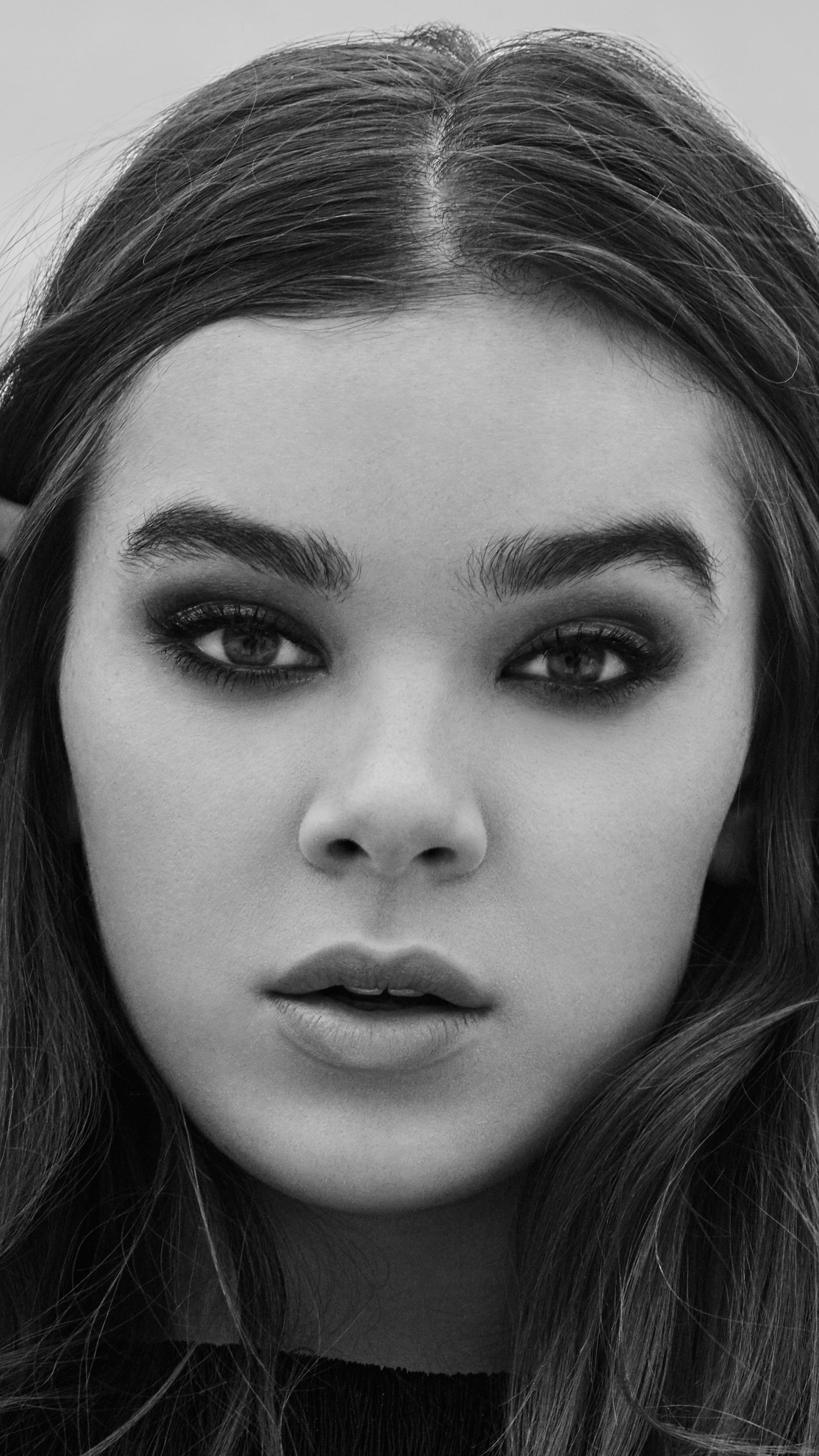 Download mobile wallpaper Close Up, Monochrome, Singer, Face, Celebrity, Black & White, Actress, Hailee Steinfeld for free.