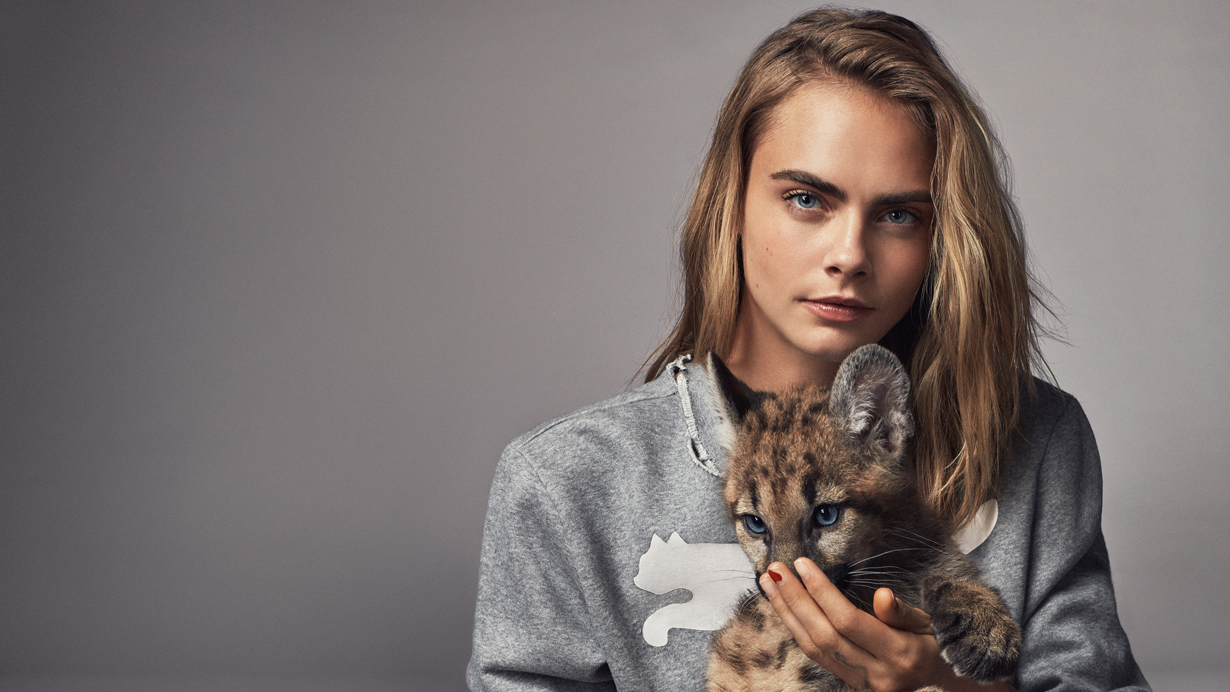 956342 Protetores de tela e papéis de parede Cara Delevingne em seu telefone. Baixe  fotos gratuitamente