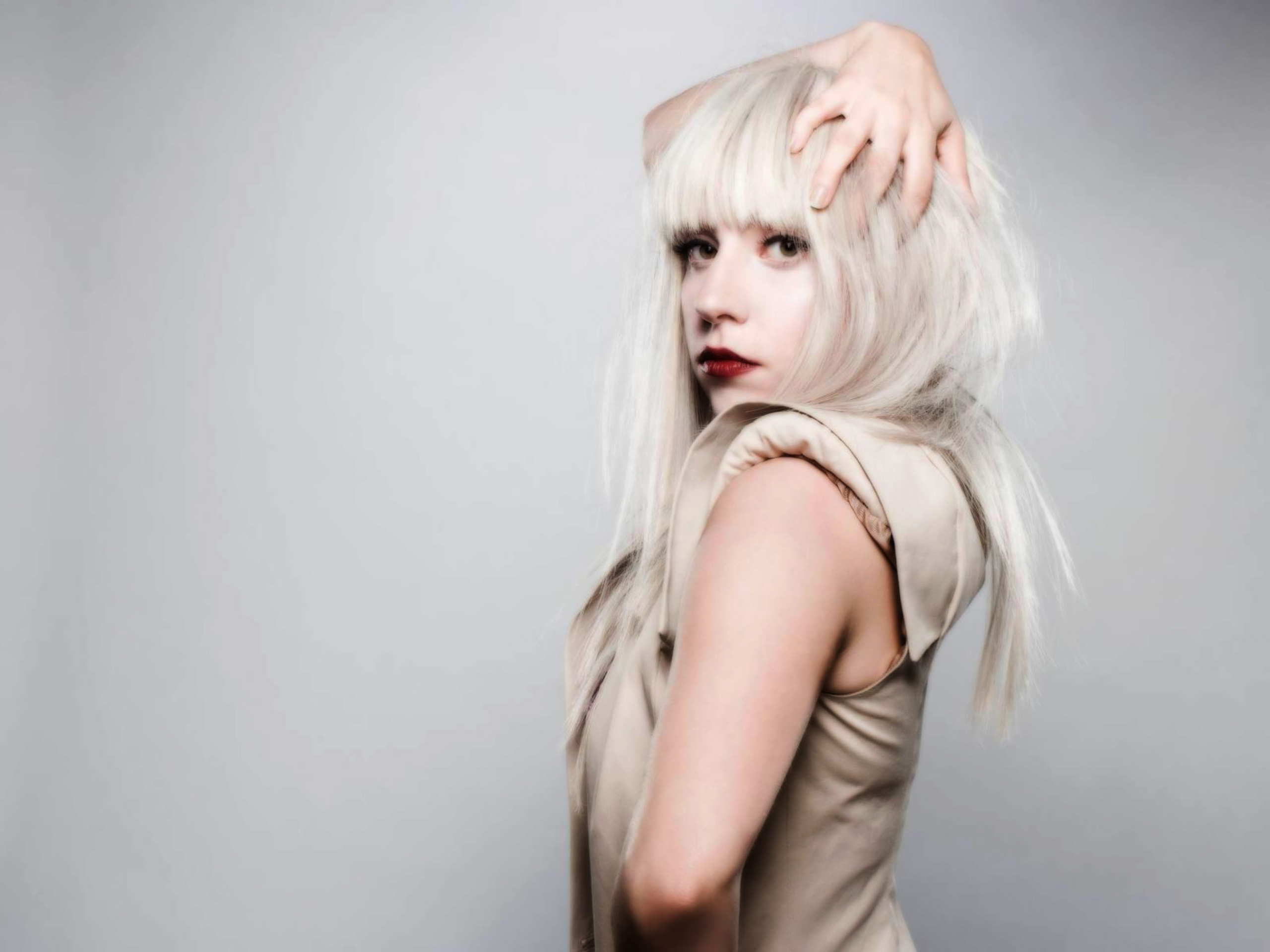 Handy-Wallpaper Musik, Sänger, Amerikanisch, Lady Gaga, Weißes Haar, Lippenstift kostenlos herunterladen.