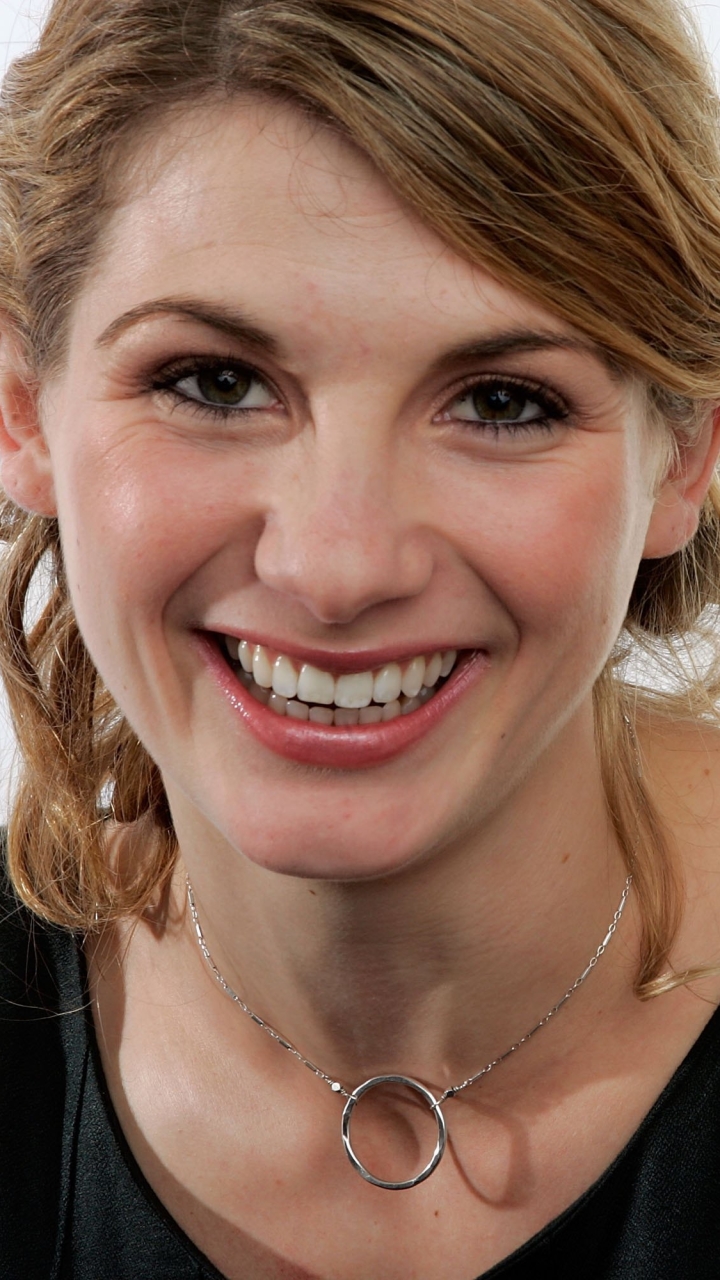 Handy-Wallpaper Lächeln, Blond, Gesicht, Blondinen, Berühmtheiten, Darstellerin, Jodie Whittaker kostenlos herunterladen.