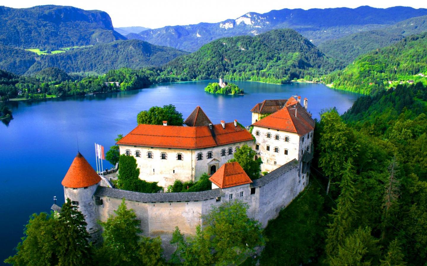1499946 descargar fondo de pantalla hecho por el hombre, castillo de bled, castillo, bosque, lago sangrado, lago, montaña, eslovenia: protectores de pantalla e imágenes gratis